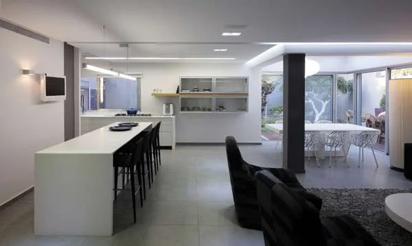 קרובים, קרובים - בית פרטי בהוד השרון