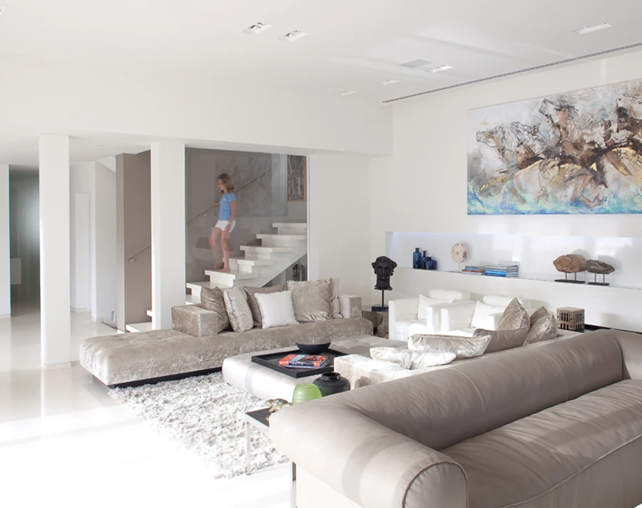 כחלק מקונספט של פתיחות ועירוב פונקציות: חלל המאחד בשטחו את הסלון ופינת המשפחה/טלוויזיה, הממוקמות בצמוד זו לזו