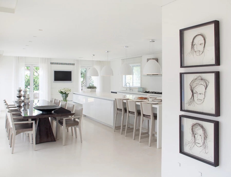 חלל המטבח ופינת האוכל: חזות סלונית הכוללת אפילו וילונות רכים ומותאמת להיותו משמש גם כחלל אירוח. יחידת האי ארוכה במיוחד כשארבעה גופי תאורה שנתלו מעליה מדגישים את ממד האורך, וקצה אחד שלה מעוצב כשולחן אוכל לשימוש יומיומי. שולחן פינת האוכל עשוי פורניר עין ציפור בגימור מבריק ואף הוא מתהדר במידות נדיבות. מטבח: