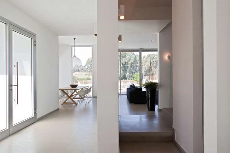 אזור הכניסה - מבואה קטנה מסמנת את חלוקת אזורי הקומה, מימינה ממוקם המטבח ומשמאלה הסלון ופינת האוכל