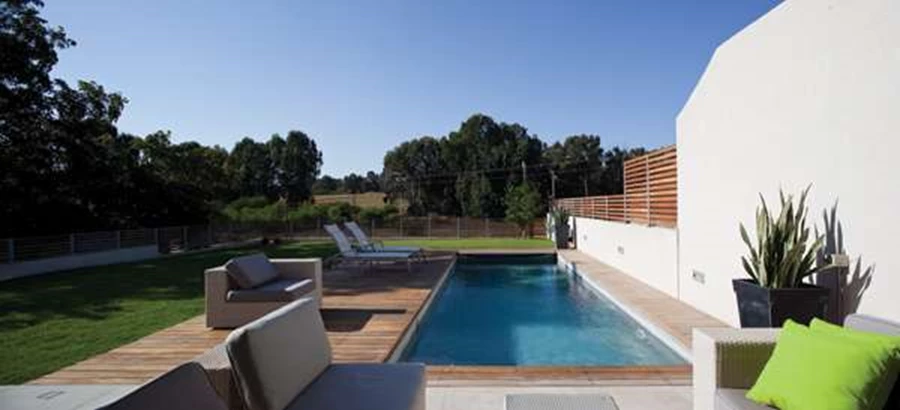 בריכת שחייה, מדשאה וצמחייה