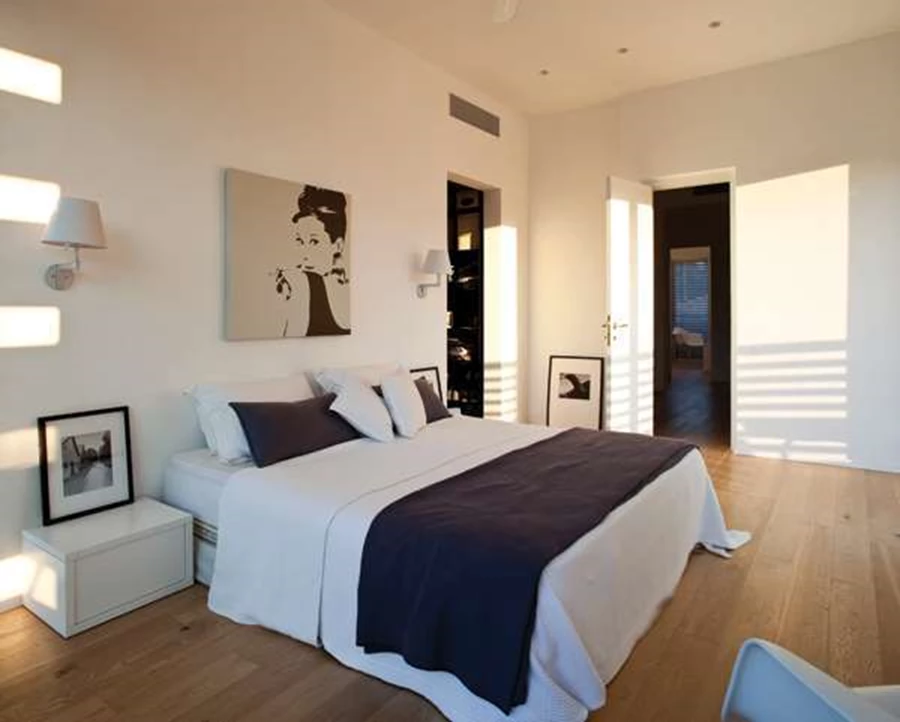 יחידת ההורים פונה אל החזית האחורית. ריצוף החלל (כמו גם של כל חלל הקומה) נעשה בפרקט עץ אלון