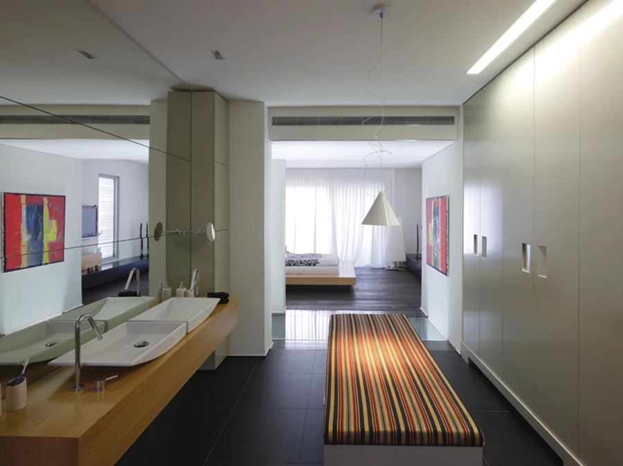 יחידת ההורים - רחבת ידיים וכוללת אזורי שינה ורחצה/הלבשה המוגדרים משני עבריו של הגשר החודר לשטחה. ריצוף אזור השינה בפרקט כהה במרקם מקורצף, וזור הרחצה/הלבשה באריחי גרניט פורצלן שחורים. יחידת קיר גדולה מספקת שפע של מקום אחסון ומעוצבת עם חזיתות צבע בתנור בגון אבן המייצרות חזות של חיפוי קיר.