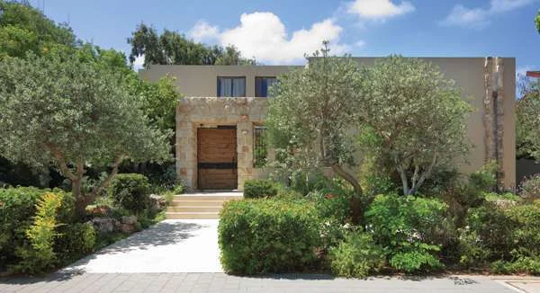 דיאלוג בין שקוף לאטום בבית קרקע