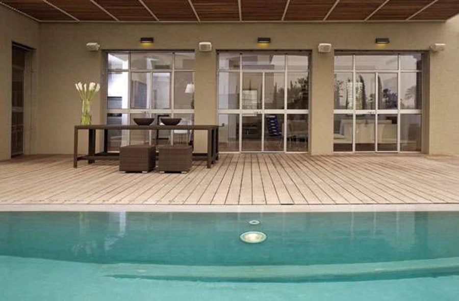 מבט מכיוון הגינה אל עבר הציר הרציף שעליו ממוקמות פונקציות החלל הציבורי. הפתחים שתוכננו בחלוקה סימטרית מייצרים מקצב ויזואלי נעים לעין.