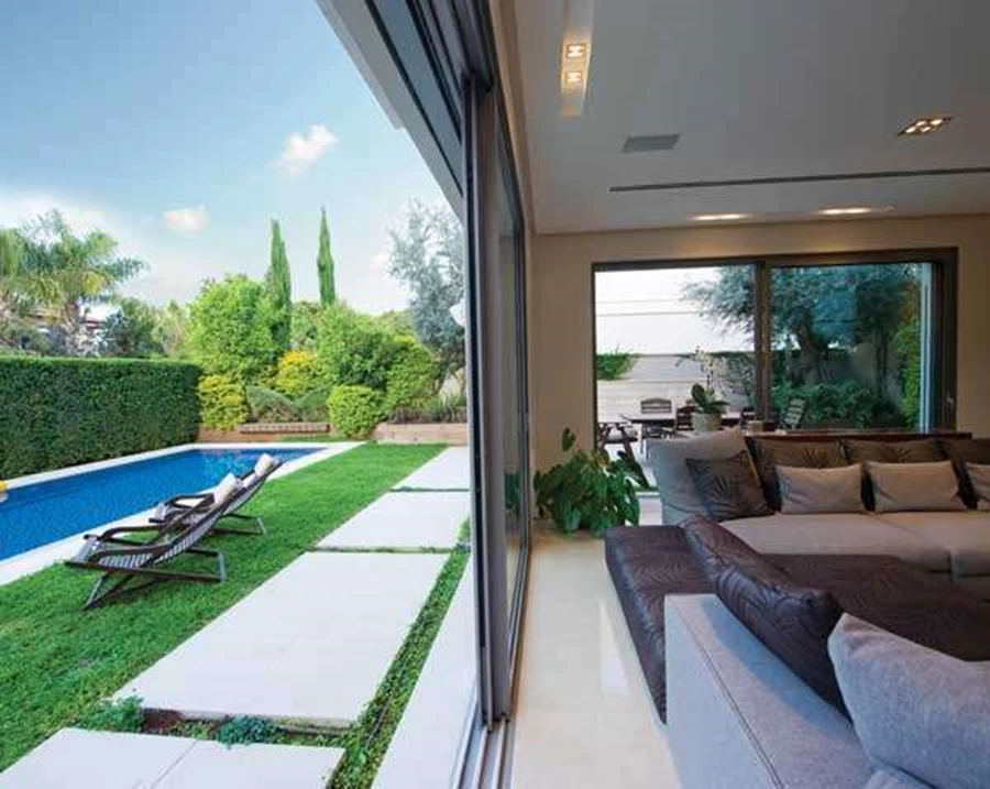 מבט מהסלון אל עבר הבריכה: תחושה של המשכיות ישירה. מערכת ישיבה בסלון: אליתה ליוינג.