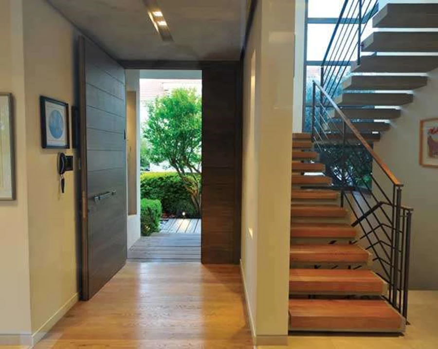 שביל פרקט מוביל מהכניסה אל פרק שקוף המחבר בין שתי צלעות המבנה. ריצוף: מפלי הים