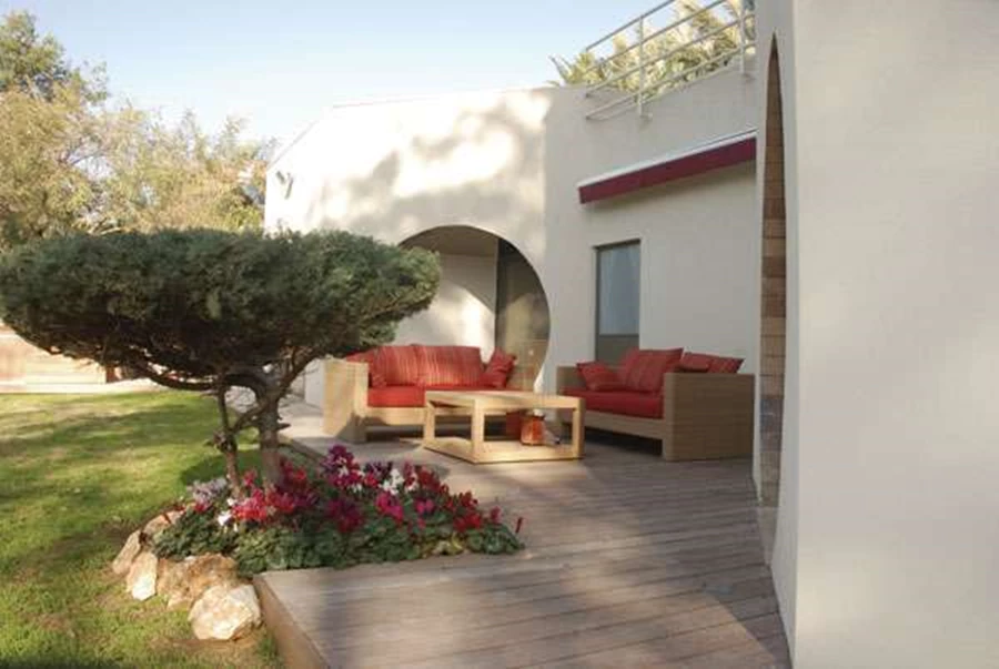 פינות חמד בגינה, שבמסגרת השיפוץ תוכננה בחלוקה לאזורים שונים: רחבה מרוצפת דק עם פינת ישיבה ביציאה מהסלון, ופינה בה נדנדת עץ ובריכת דגים.