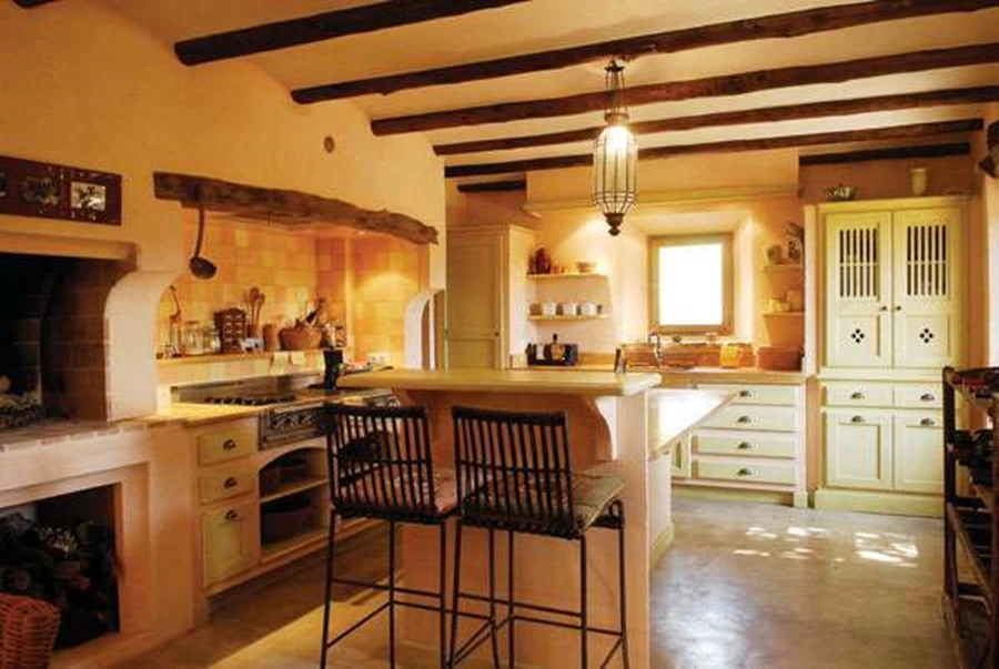 מבט מכיוון פינת הישיבה אל המטבח המהווה חלל ציבורי מרכזי להתכנסות המשפחה. ה