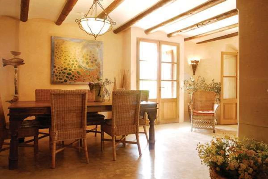 מבט אל פינת האוכל העשוייה עץ שמהווה חלל מקשר בין הסלון המטבח והחוץ.