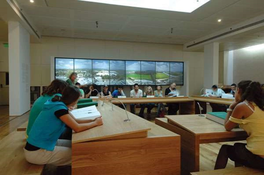 האולם המרכזי-