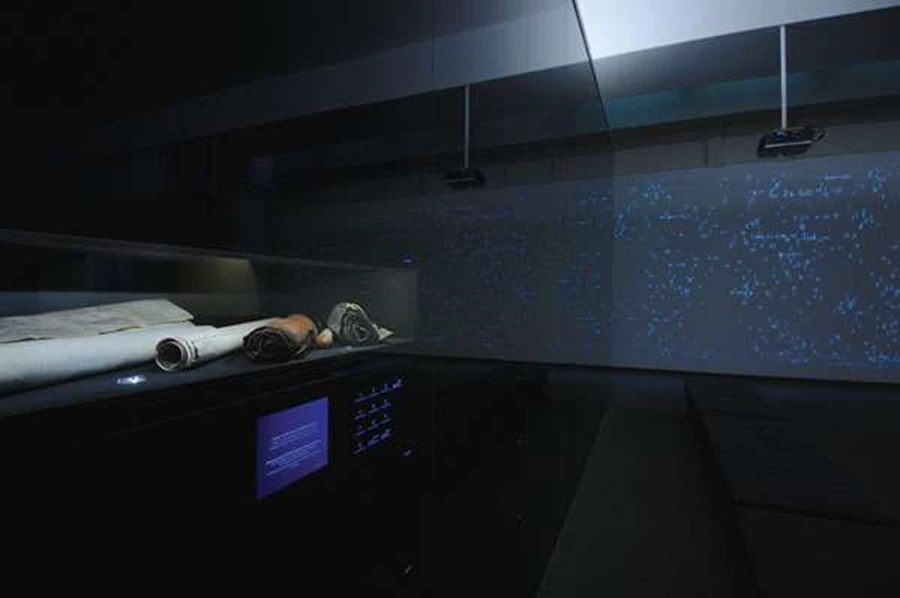 אולם היזכור, התחתון במערך חללים אנכי של התכנון החדש, הינו ארכיון המאכלס חפצים ודברי אמנות שמוצגים מאחורי קירות זכוכית כהים. עיצוב המיצב:רומי אחיטוב.