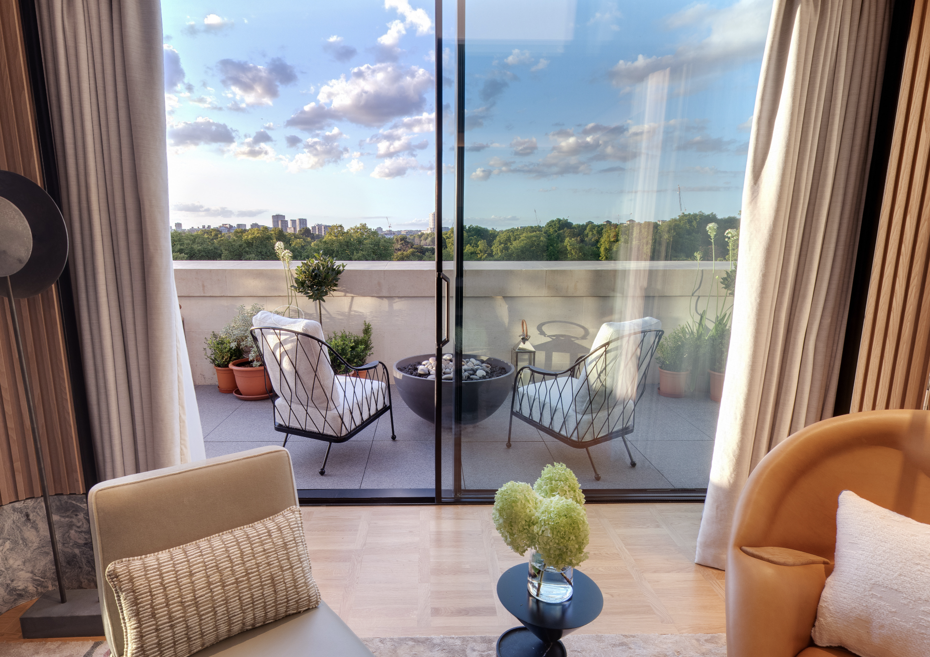 מהזנחה להזמנה: הדרך להפוך את המרפסת לחלל חי ונעים