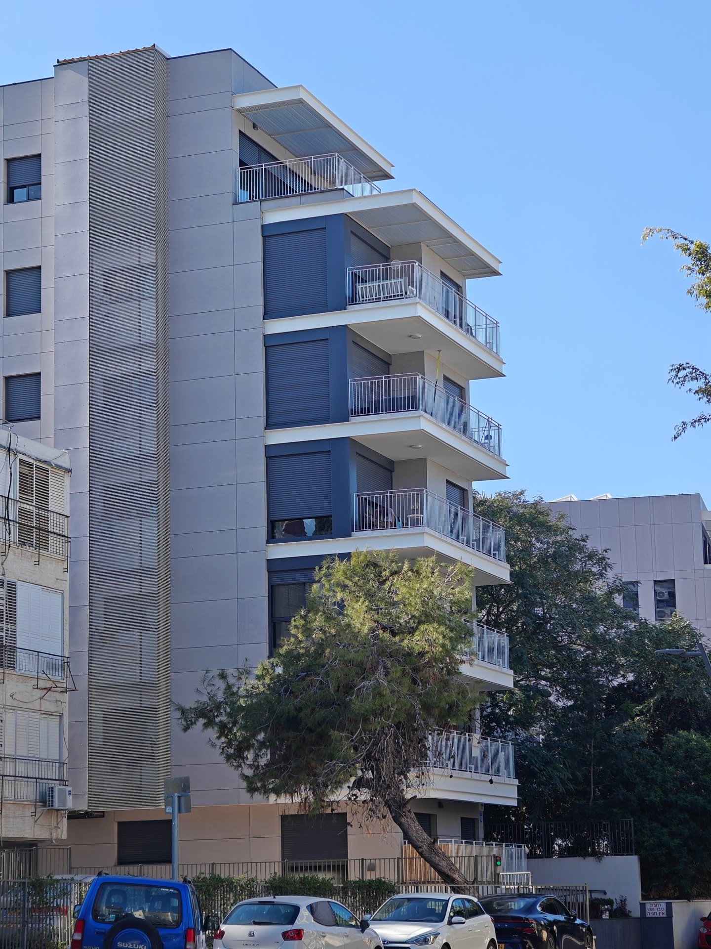 לא רק שקוף: המעקות החדשים שמחליפים את הזכוכית בבנייני המגורים