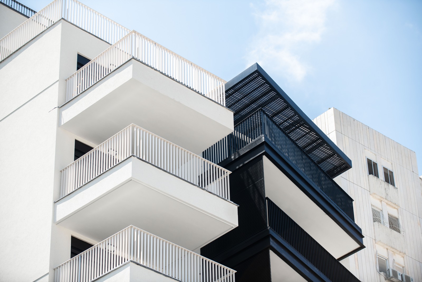 לא רק שקוף: המעקות החדשים שמחליפים את הזכוכית בבנייני המגורים