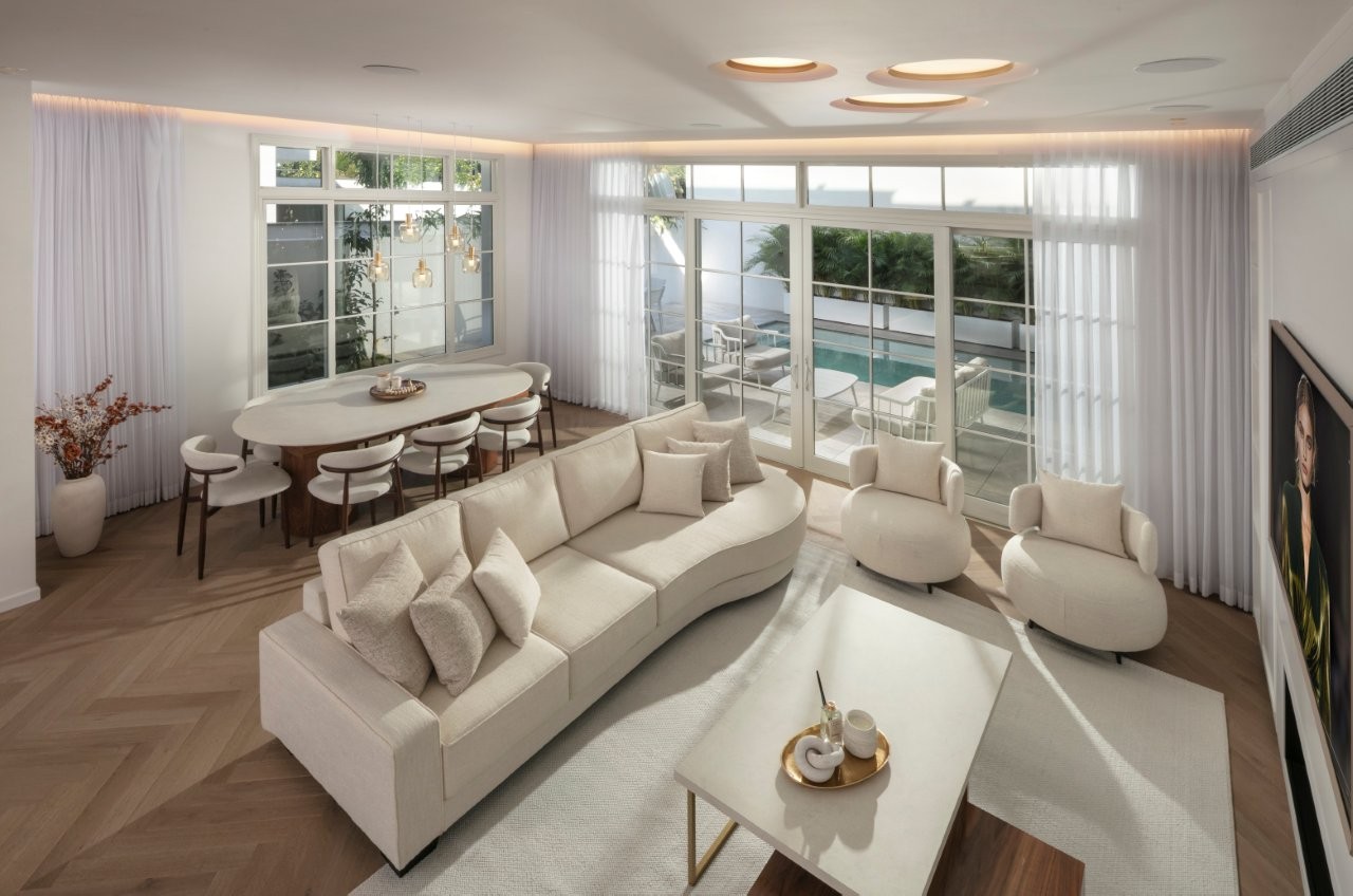 כך נולד “הבית הלבן”: בית משפחתי אלגנטי ומדויק בלב השרון