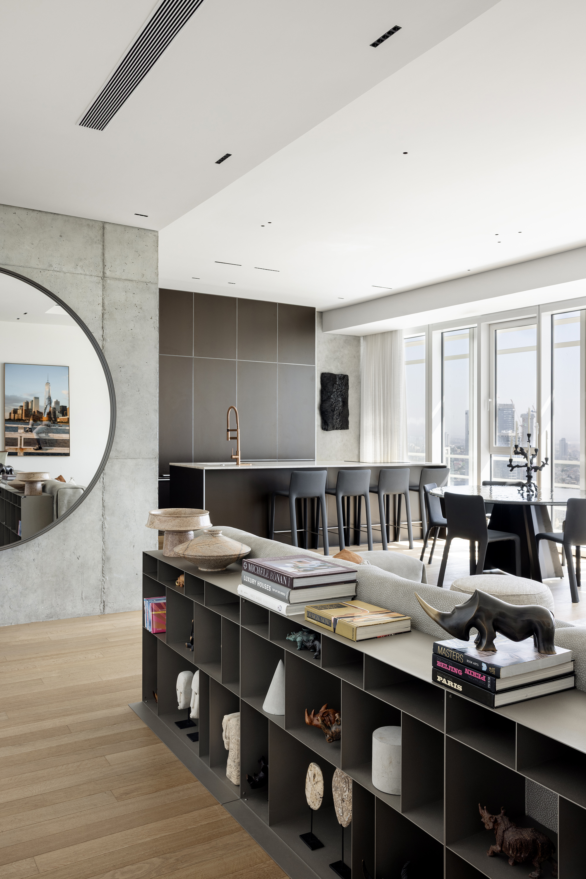 'פרוזדור' שהוא בעצם ספרייה נמוכה שלא מסתירה את הנוף