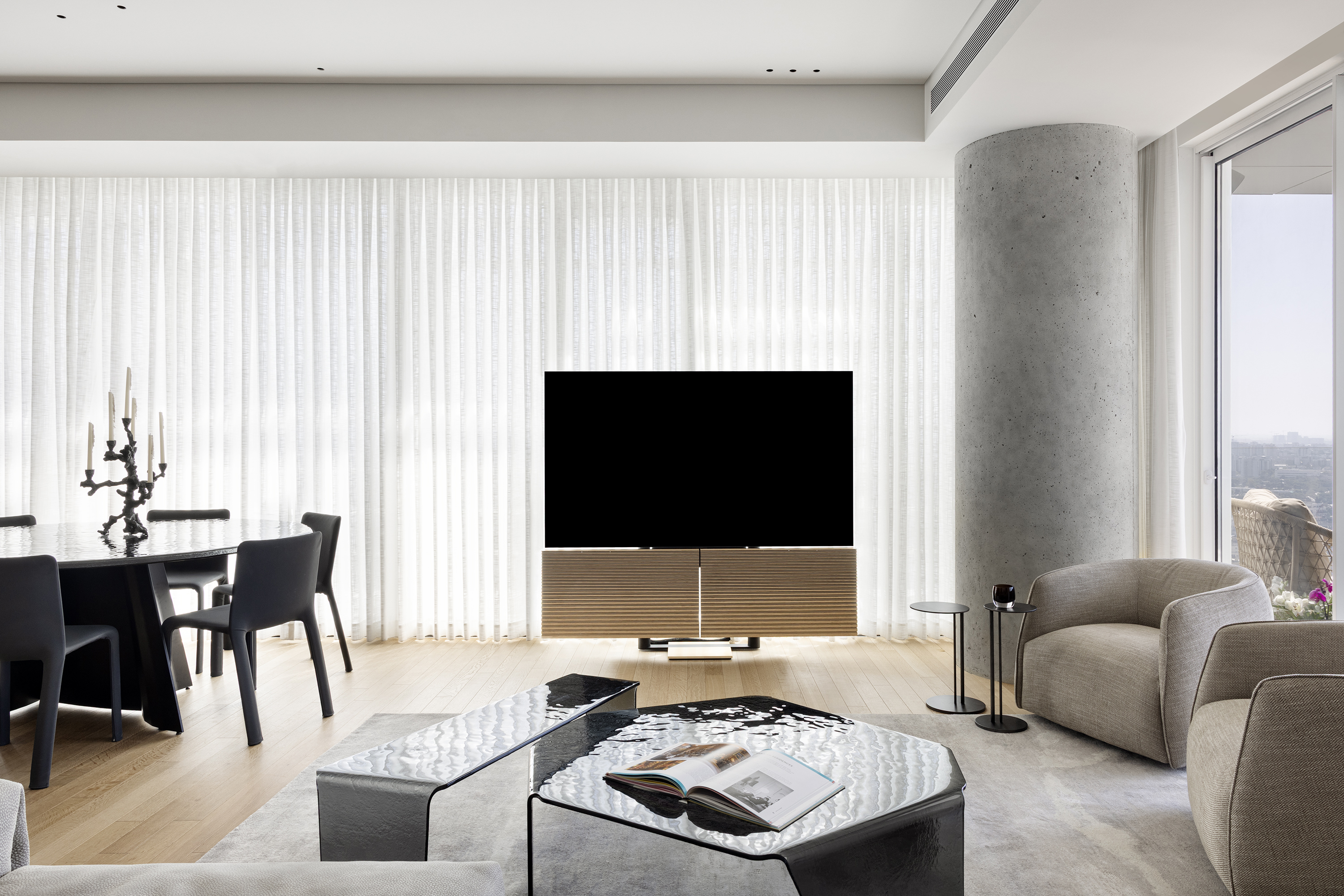  הטלוויזיה עולה למעלה רק במהלך הצפייה בה, כך שאינה מסתירה את הנוף