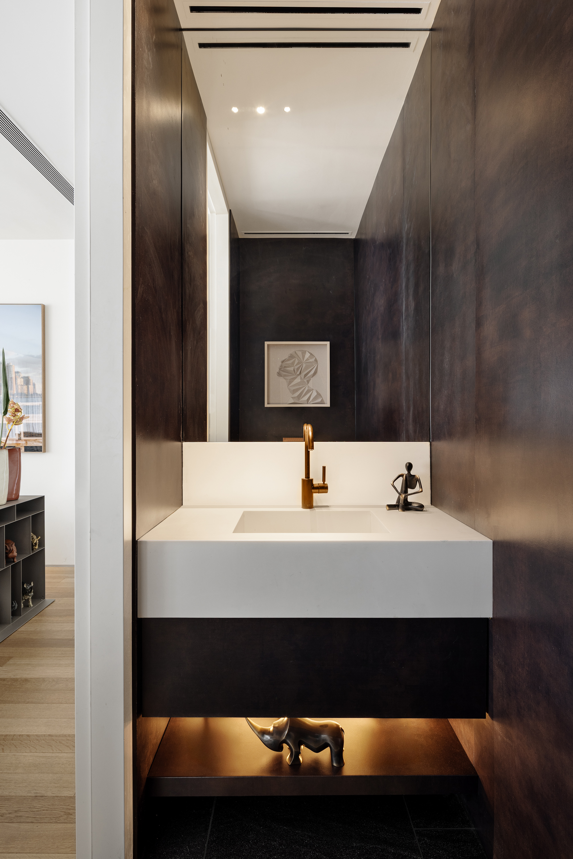 אלמנטים חוזרים בצבעוניות ובחומרים גם בחדר השירותים