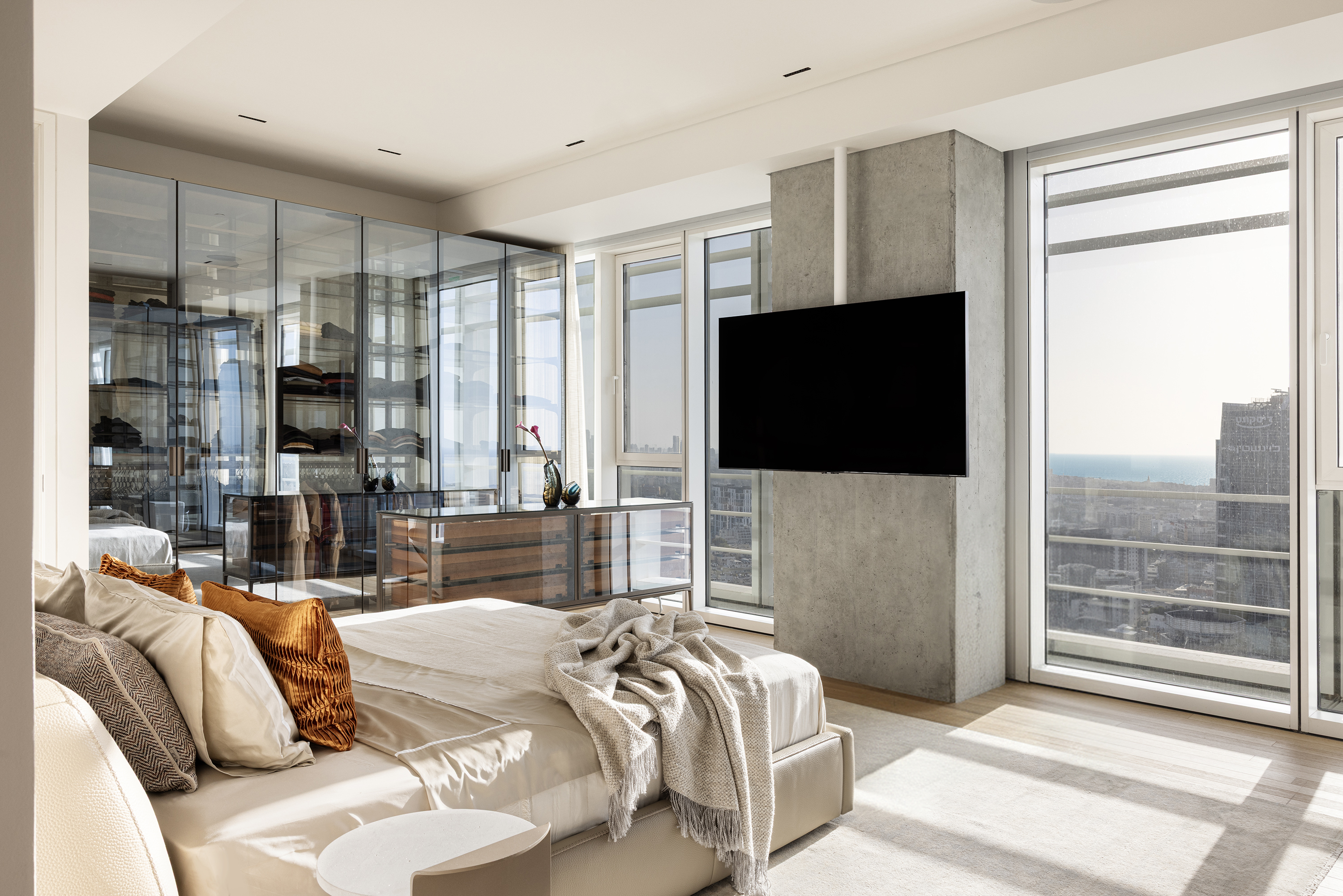 משחק ההשתקפויות ממשיך גם לארון בחדר השינה