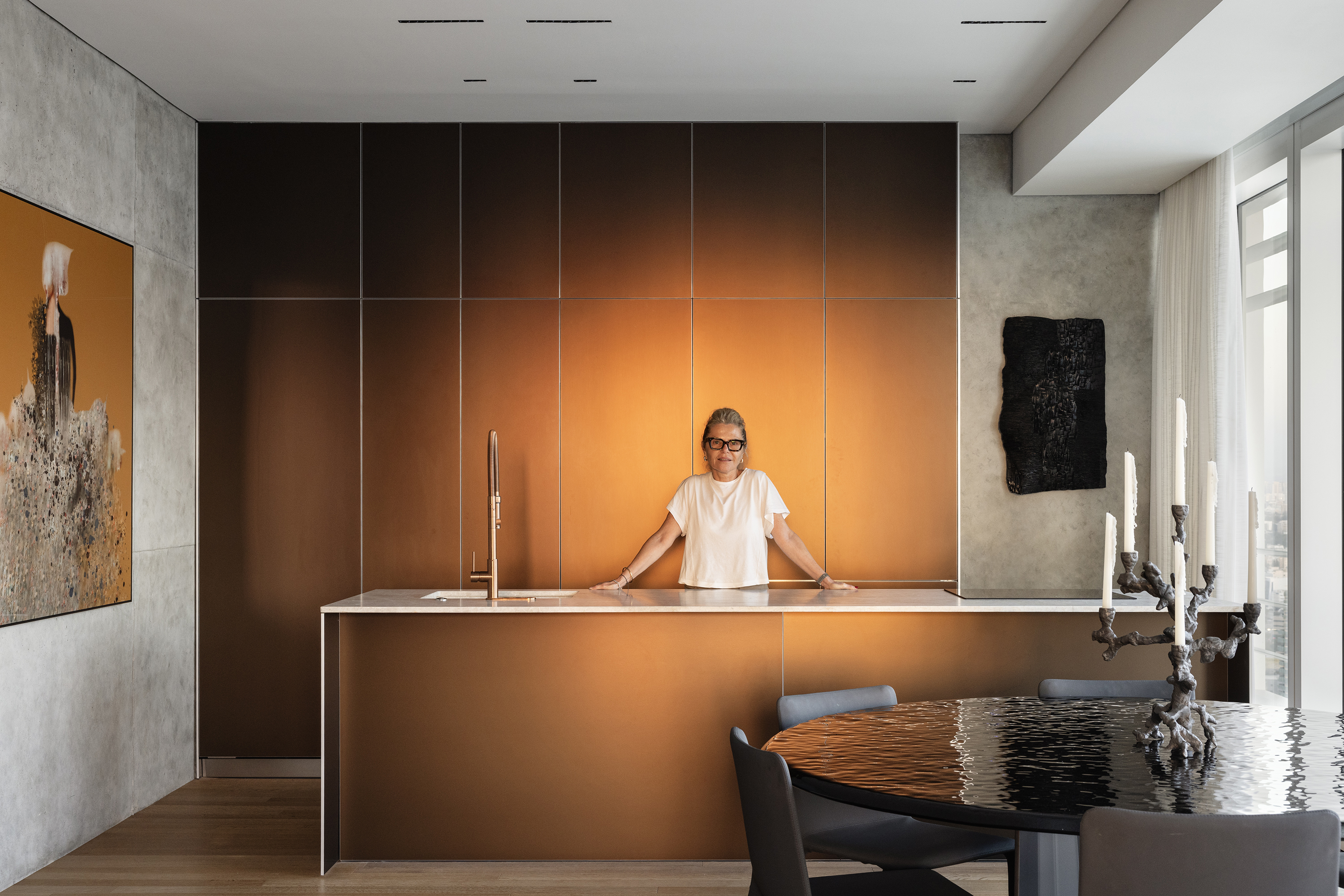 בזכות קרני השמש המטבח משנה את גווניו במהלך היום