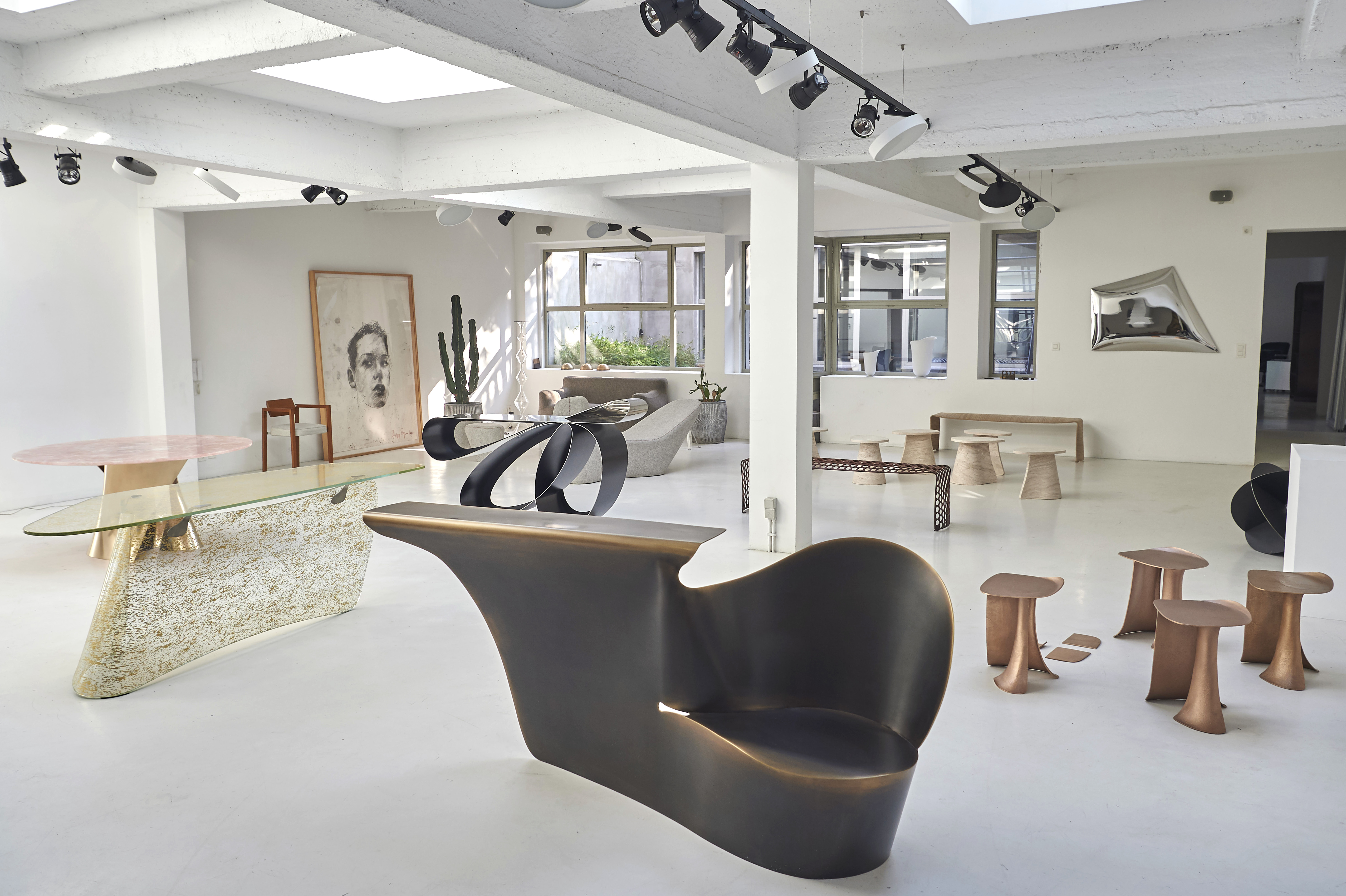    רהיטים של המעצב הבלגי חבייר לוסט בגלריה שלו בבריסל. חלק מעבודותיו, המשלבות פיסול ועיצוב תעשייתי, יוצגו השבוע בתערוכת Salone Raritas ביריד הריהוט של מילאנו