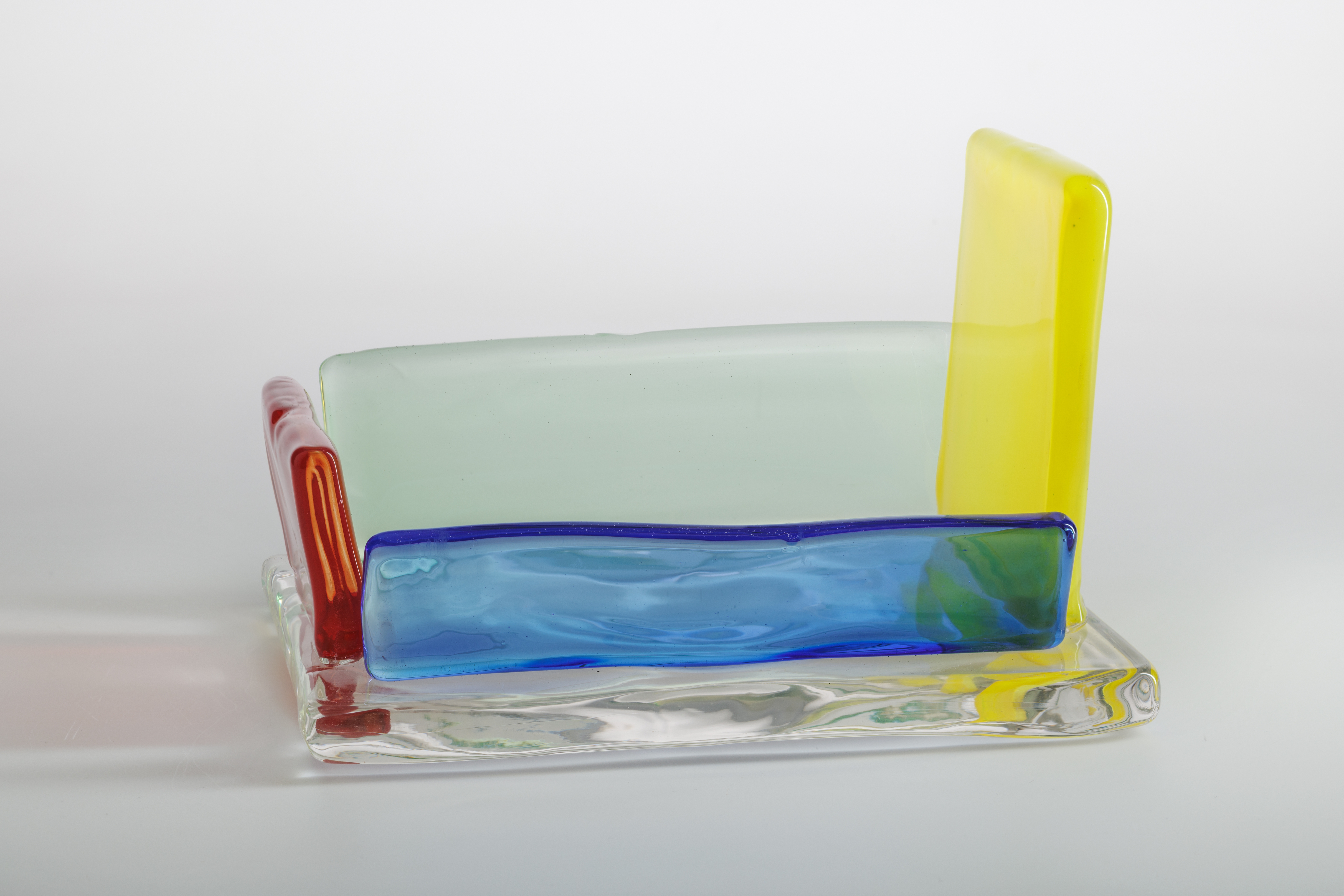  "DOLMEN, יצירת זכוכית נפוחה בעיצוב אנדראה ברנזי, אחד מאבות העיצוב הרדיקלי האיטלקי, בייצור מסימו לונרדון. מוצגת בתערוכת Salone Raritas"