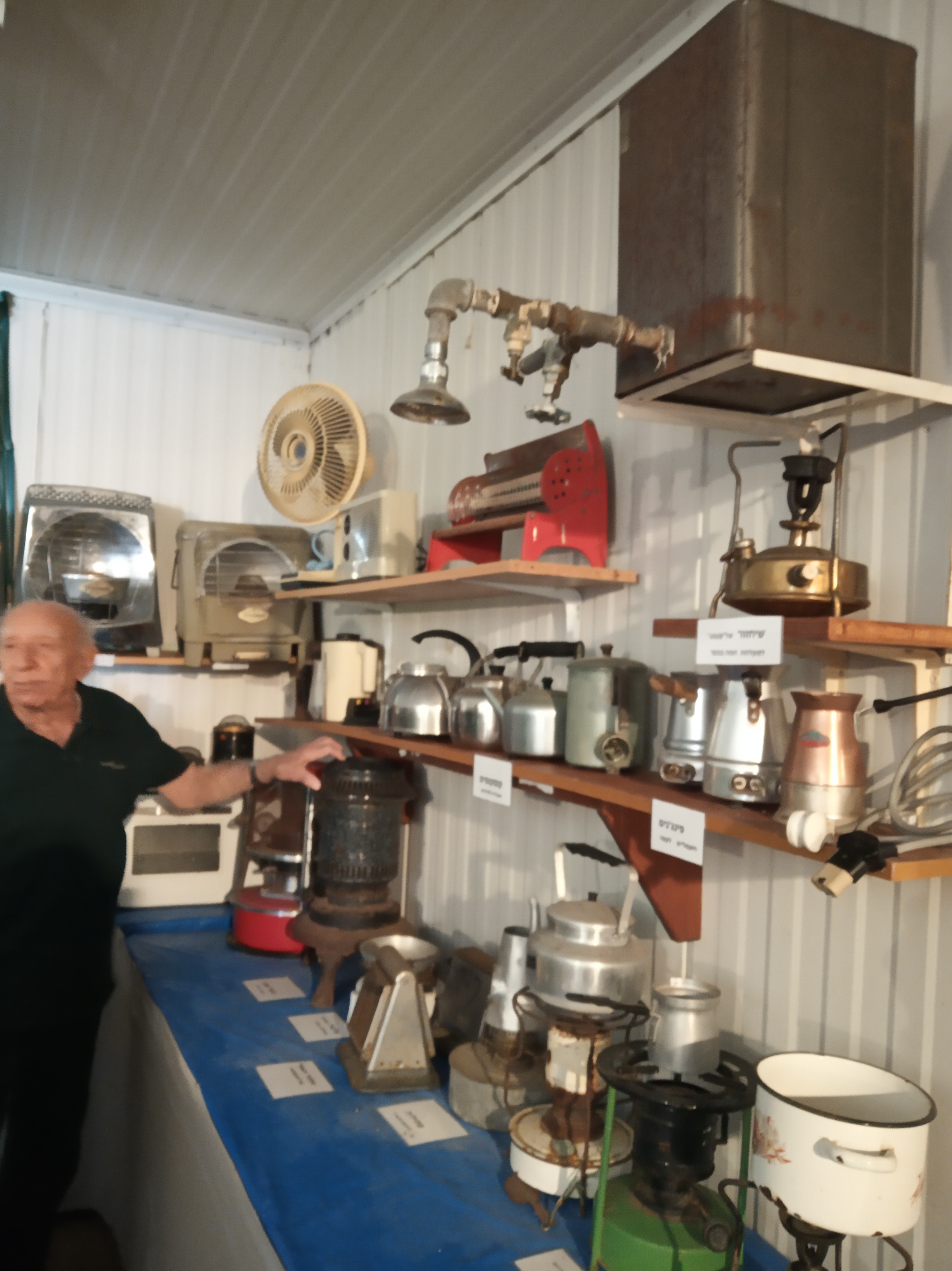 מקלחת מאולתרת זו שימשה את חברי נחשולים בשנים הראשונות להתישבות במקום