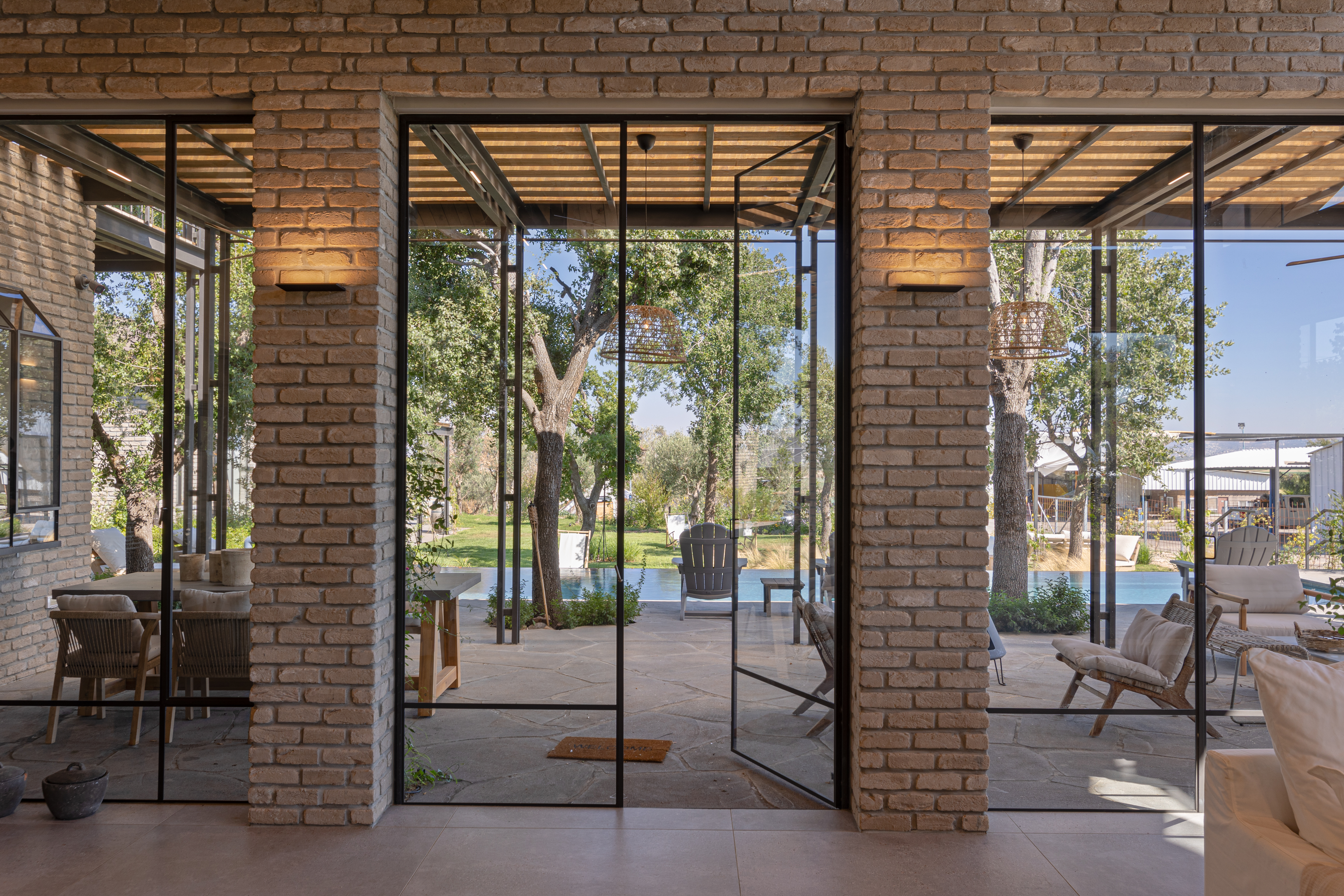 חיבור בין החוץ לפנים