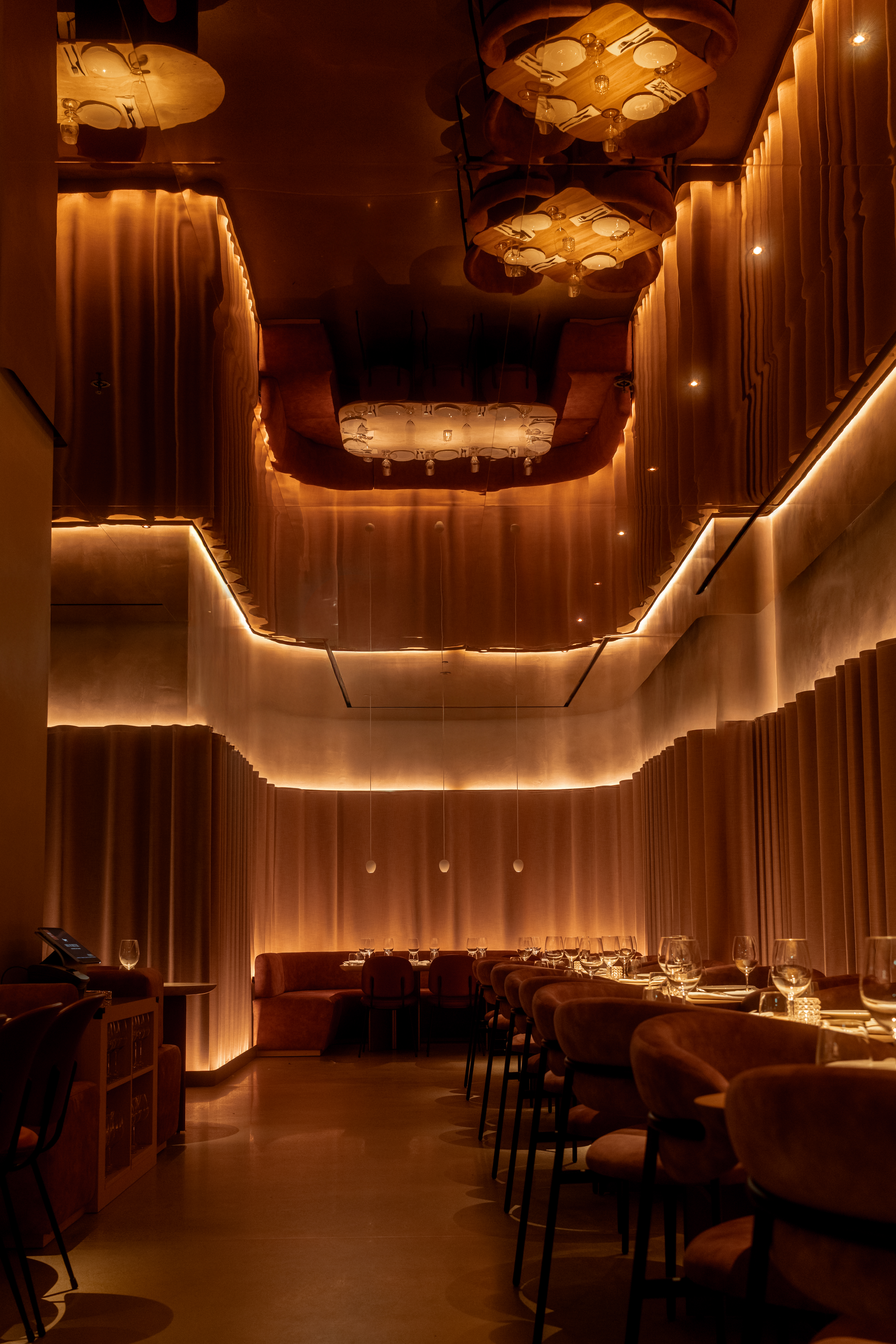 שימוש בבדים היוצרים צורות גיאומטריות לתחושה של הצגת תיאטרון שבה האורחים הם גם השחקנים