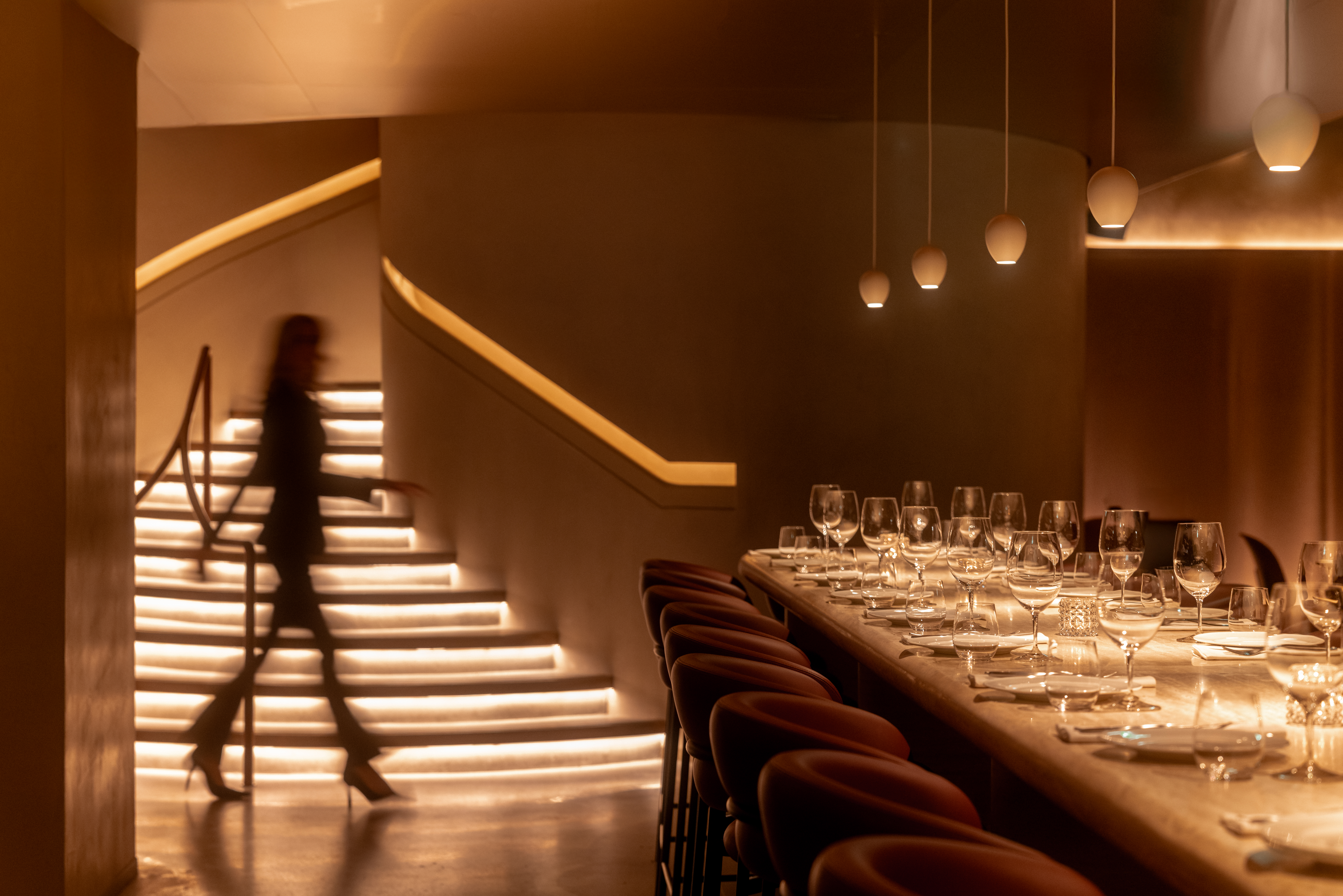 עיצוב כאלגוריה לסיפור של אליס שנופלת דרך מאורת השפן לעולם חדש