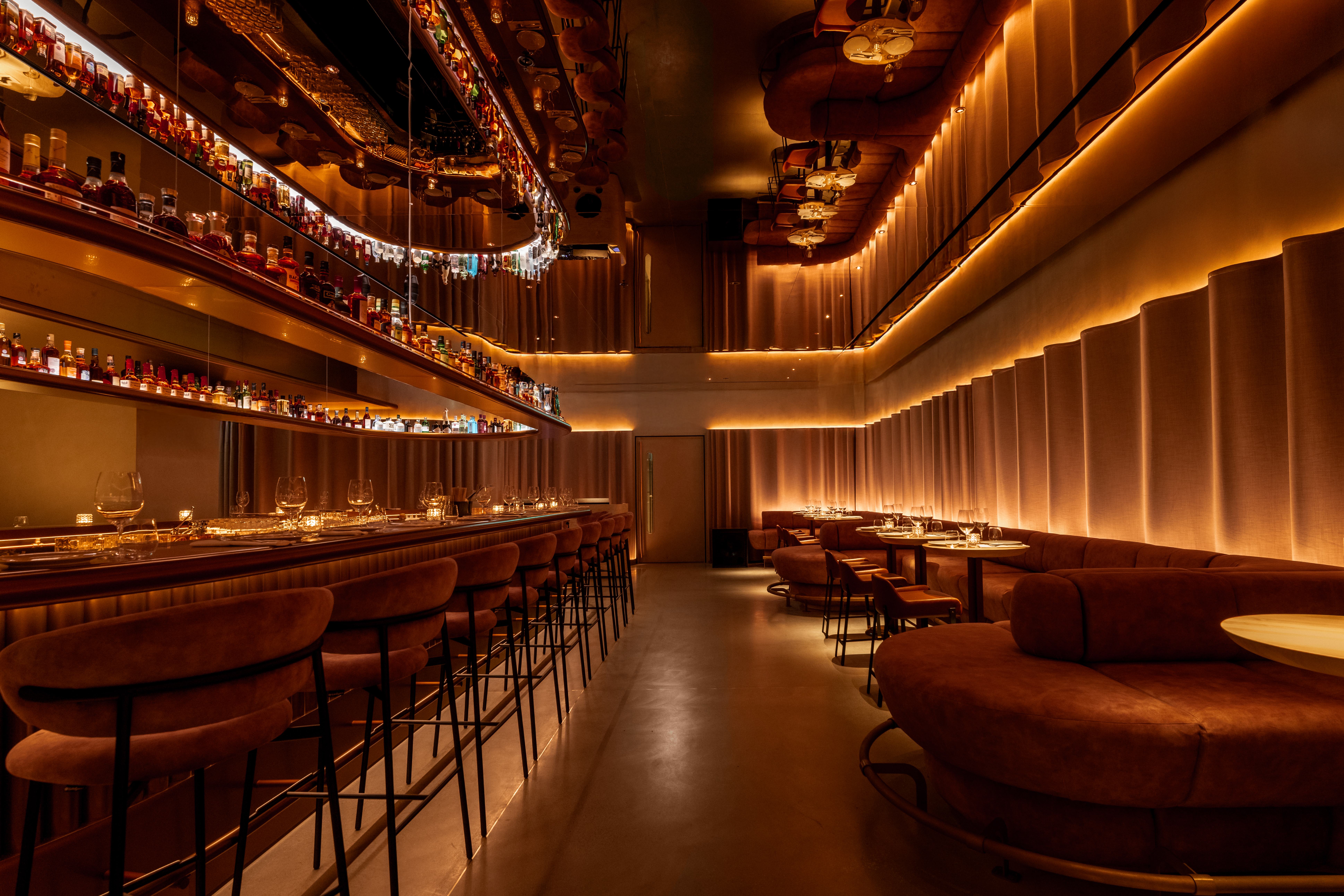 התקרות הרפלקטיביות יוצרות השתקפות של כל מה שנמצא למטה, והרושם הוא של חלל סוריאליסטי ודרמטי