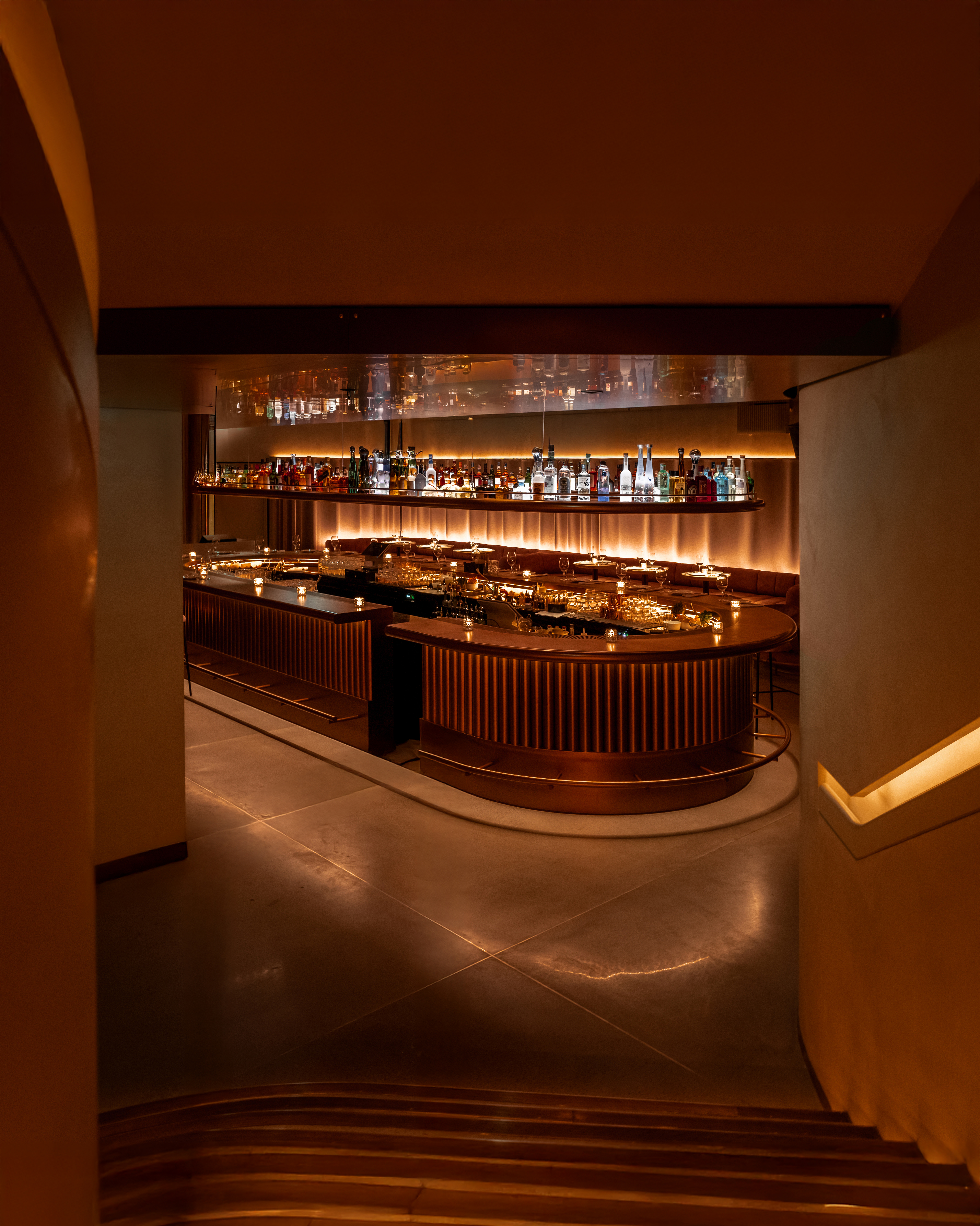 ההגעה לקומת המרתף חושפת את האורחים למשהו שהם לא ראו מעל פני הקרקע