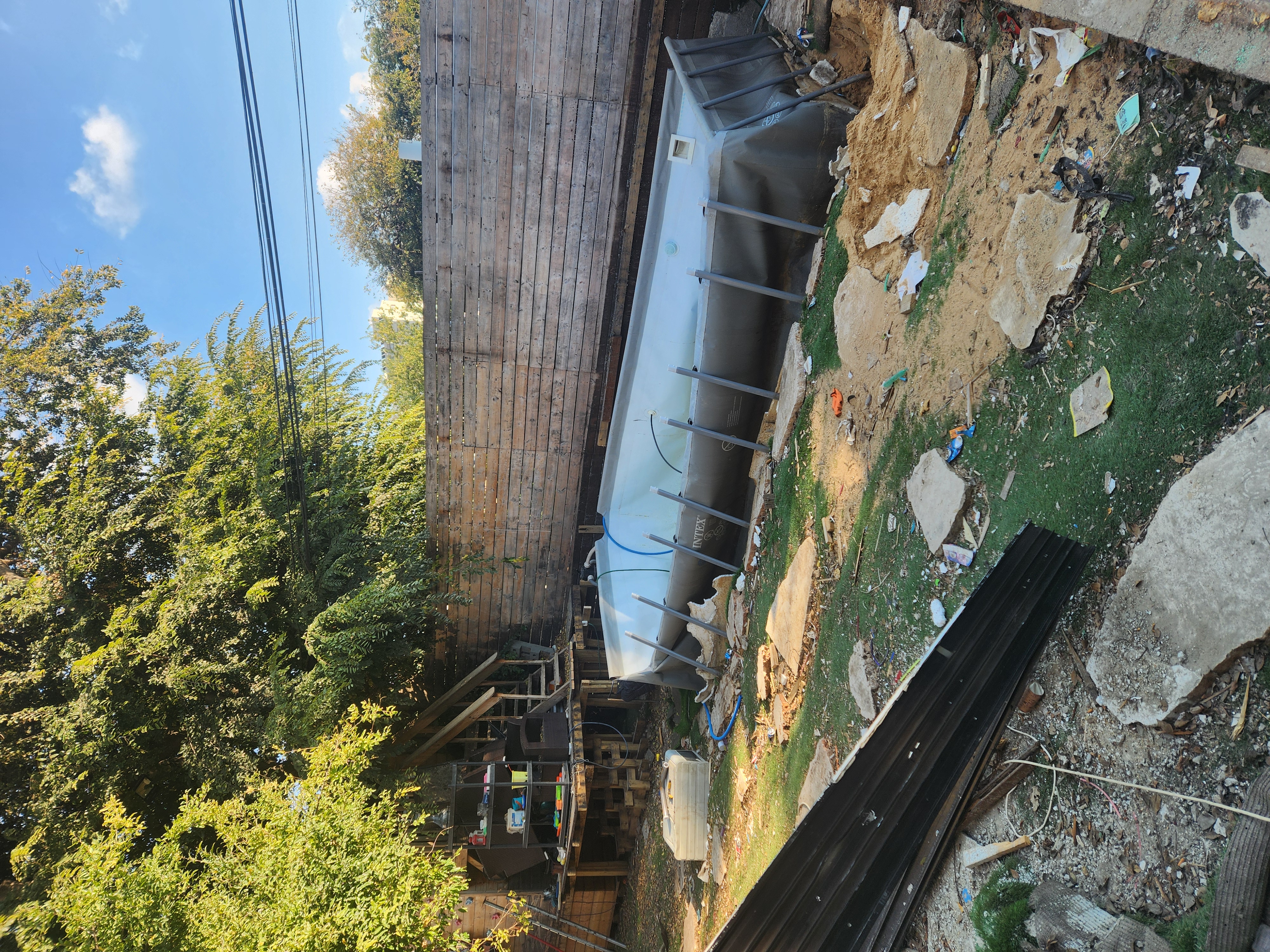 אלעד גונן, עיצוב ותכנון: סטודיו ארוקוקו. החצר לפני השינוי