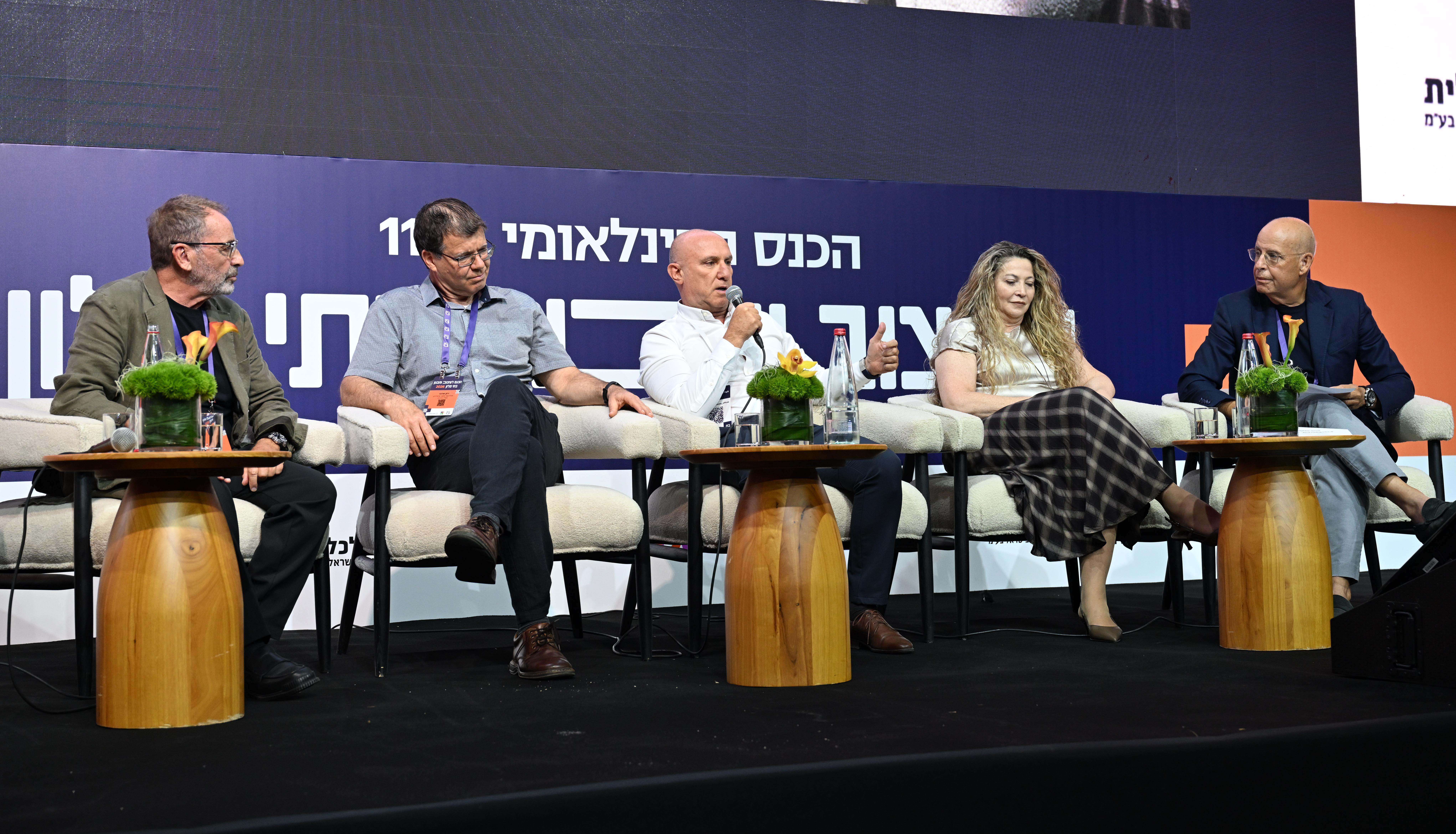 רמי חכם - צילום חכם. פאנל בנושא תקנים של מלונות בישראל כנס עיצוב ותכנון בתי מלון של בית ונוי.