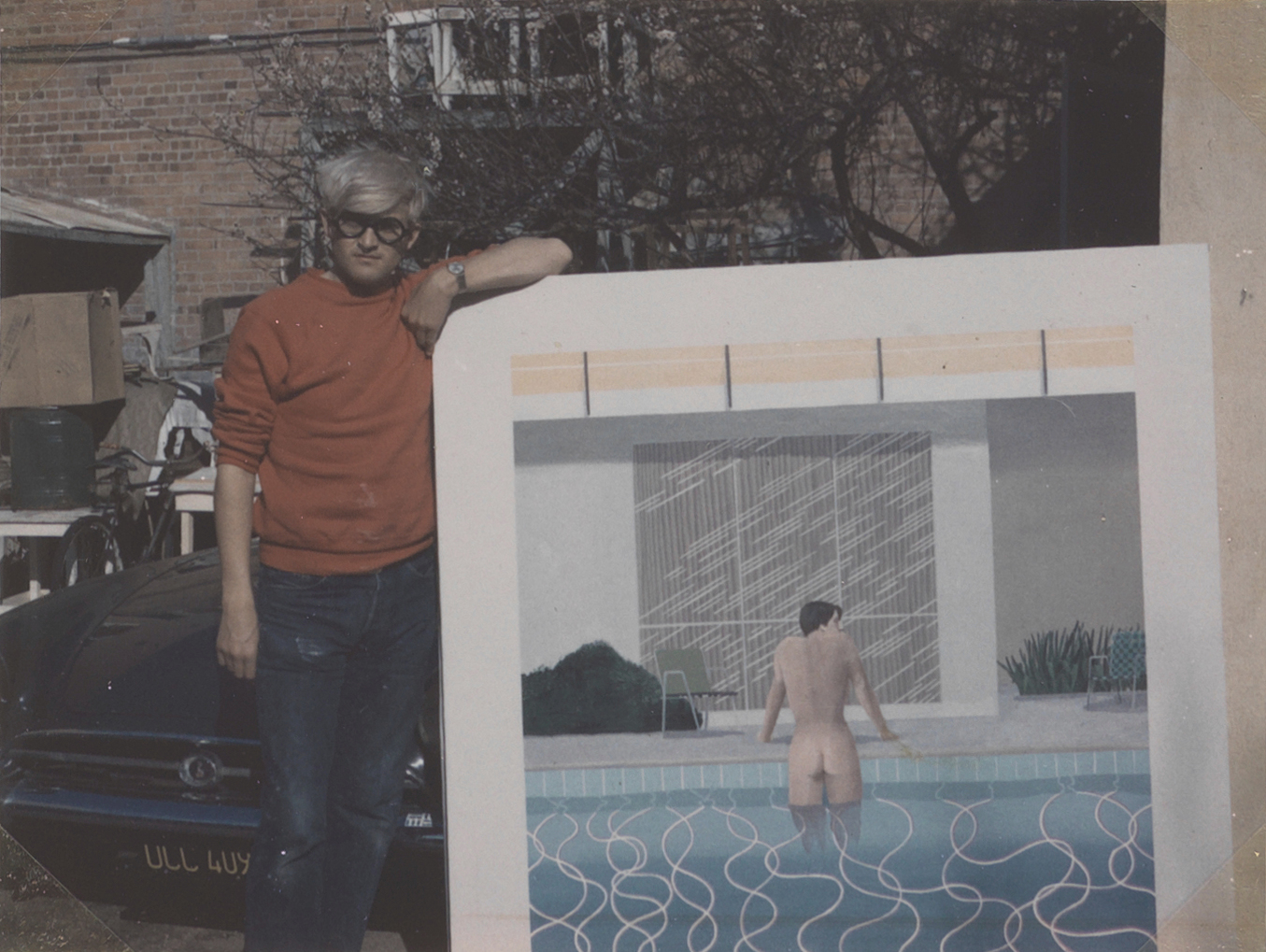 דיויד הוקני עם "Peter Getting Out of Nick's Pool", פיקו בולווארד, לוס אנג'לס, 1966 © David Hockney