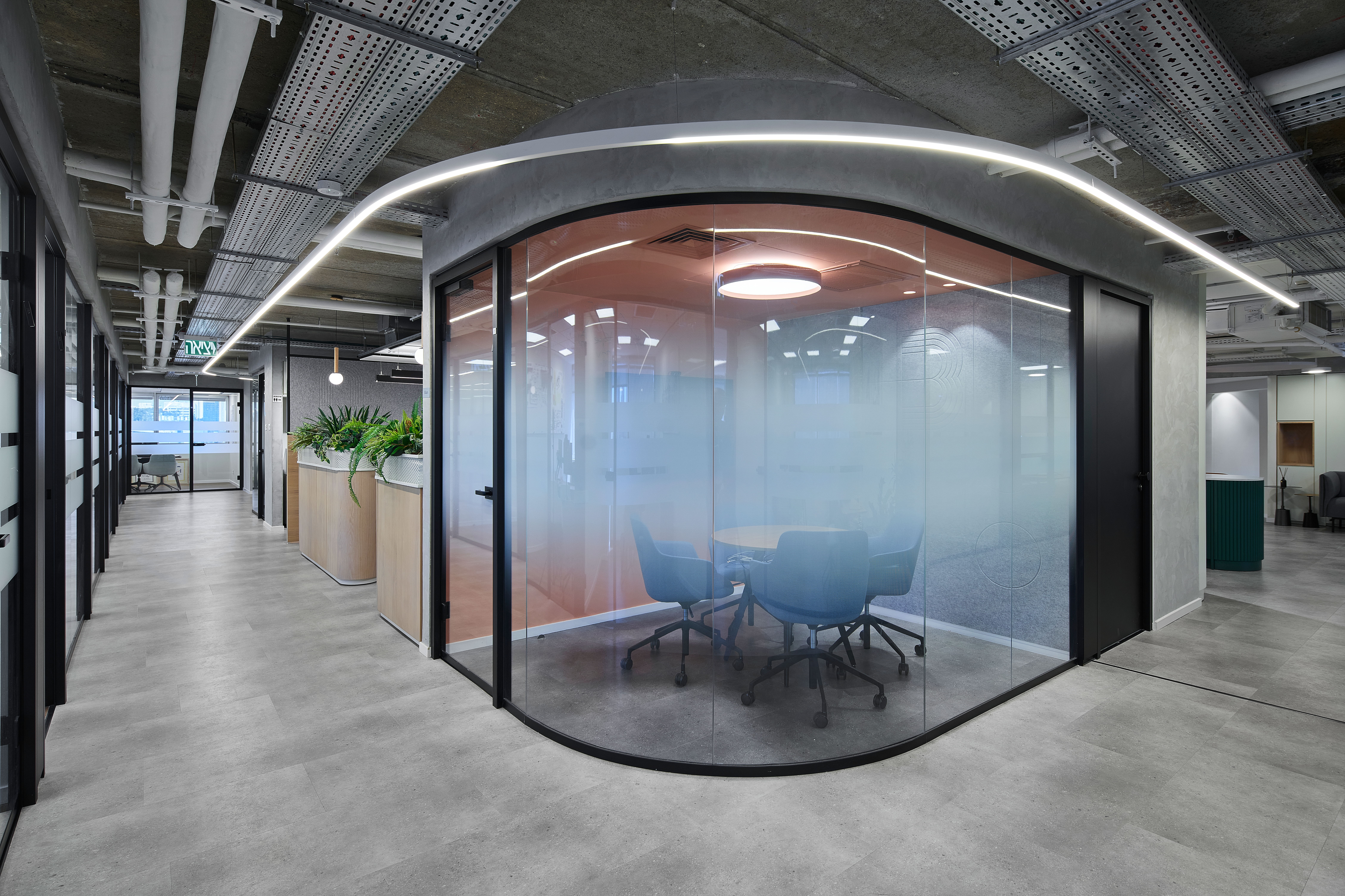משרדים סגורים לצד Open Space למתן מענה לסגנונות עבודה שונים.  ליאור טייטלר