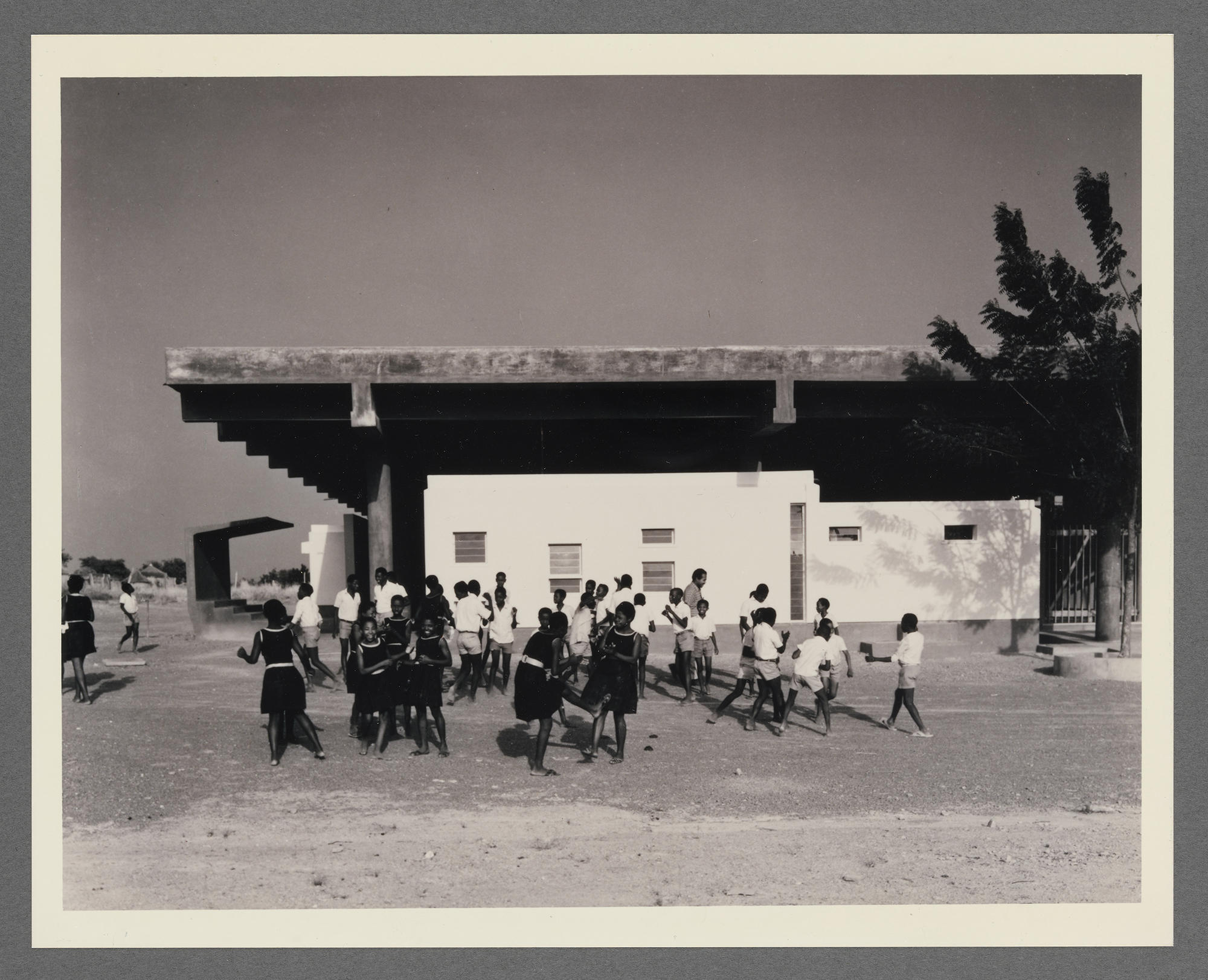 ילדים מחוץ לספרייה בבולגטנגה (Bolgatanga), גאנה, דצמבר 1967. צילום: Willis E. Bell