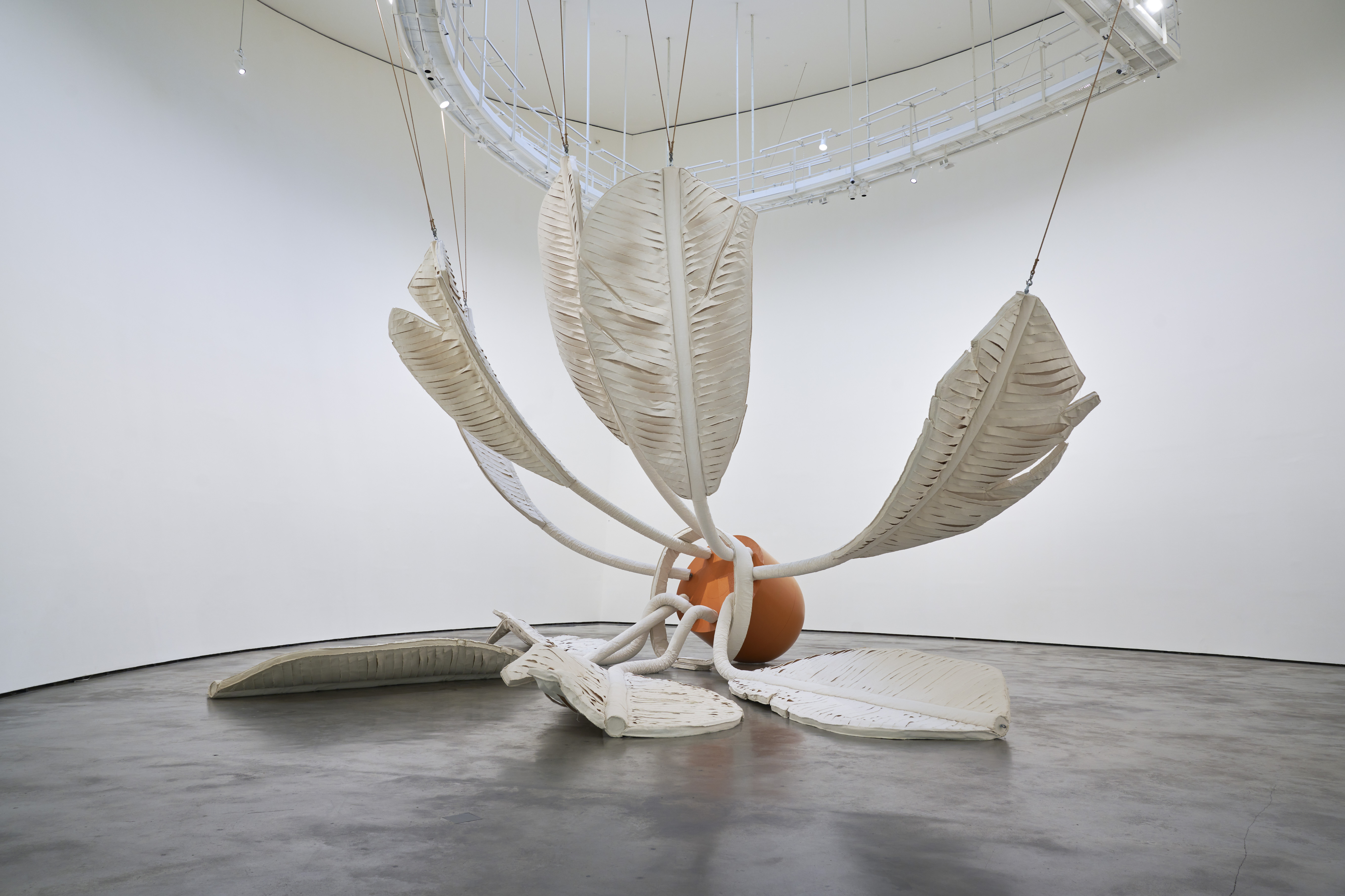 קלאס אולדנבורג וקושה ואן ברוגן, Soft Shuttlecock, 1995. בד, צבע לטקס, קצף פוליאוריתן, פוליאתילן, פלדה, אלומיניום, חבל, עץ, ובד דבק. מוזיאון גוגנהיים, ניו יורק. © עיזבון קלאס אולדנבורג וקושה ואן ברוגן. צילום: אריקה אדה, מוזיאון גוגנהיים, ניו יורק