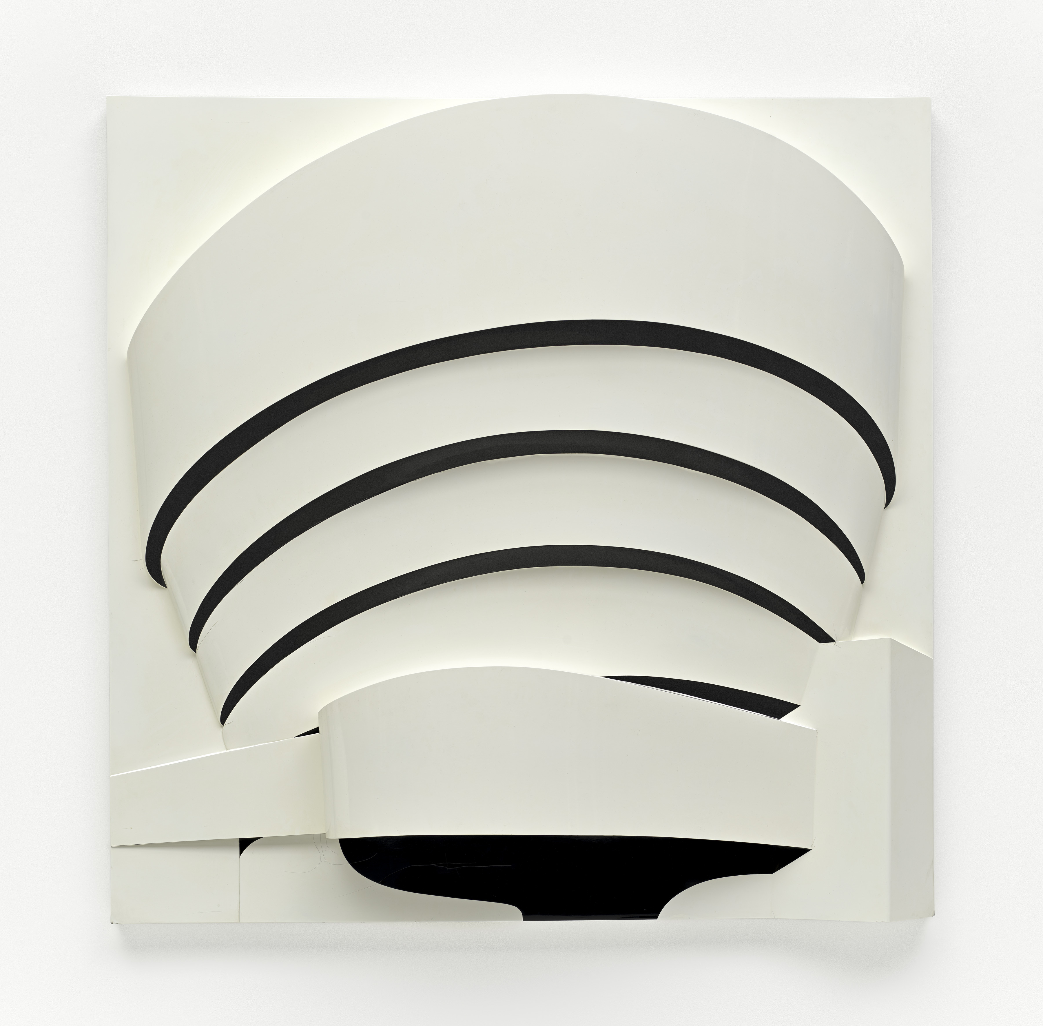 ריצ'רד המילטון, The Solomon R. Guggenheim (Black and White), 1965–66. פייברגלס וצלולוז, מוזיאון גוגנהיים, ניו יורק. © 2026 Artists Rights Society (ARS), ניו יורק / DACS, לונדון. צילום: אריאל איון וויליאמס, מוזיאון גוגנהיים, ניו יורק