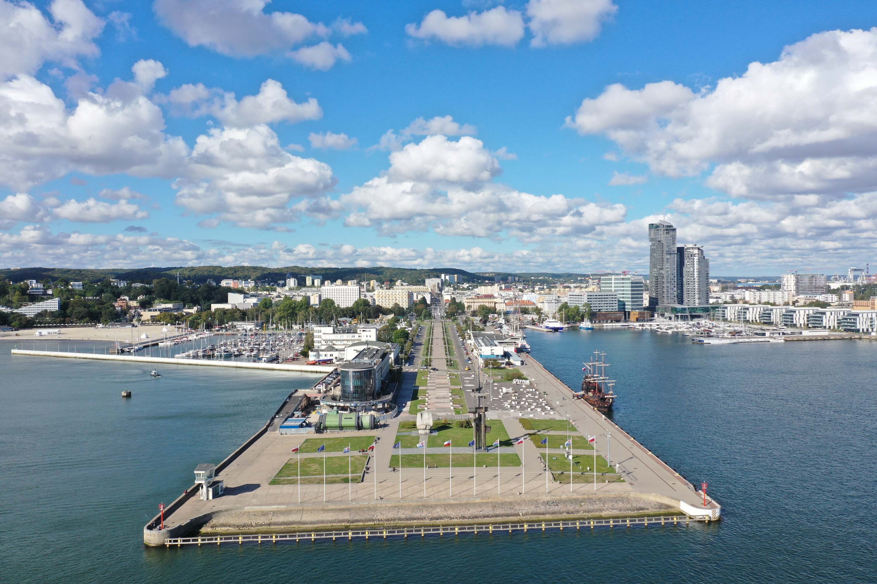 תצלום אווירי של מרכז העיר גדיניה (Gdynia City Centre), הרציף הדרומי. צילום: B. Ponikiewski, © עיריית גדיניה, באדיבות אונסק"ו