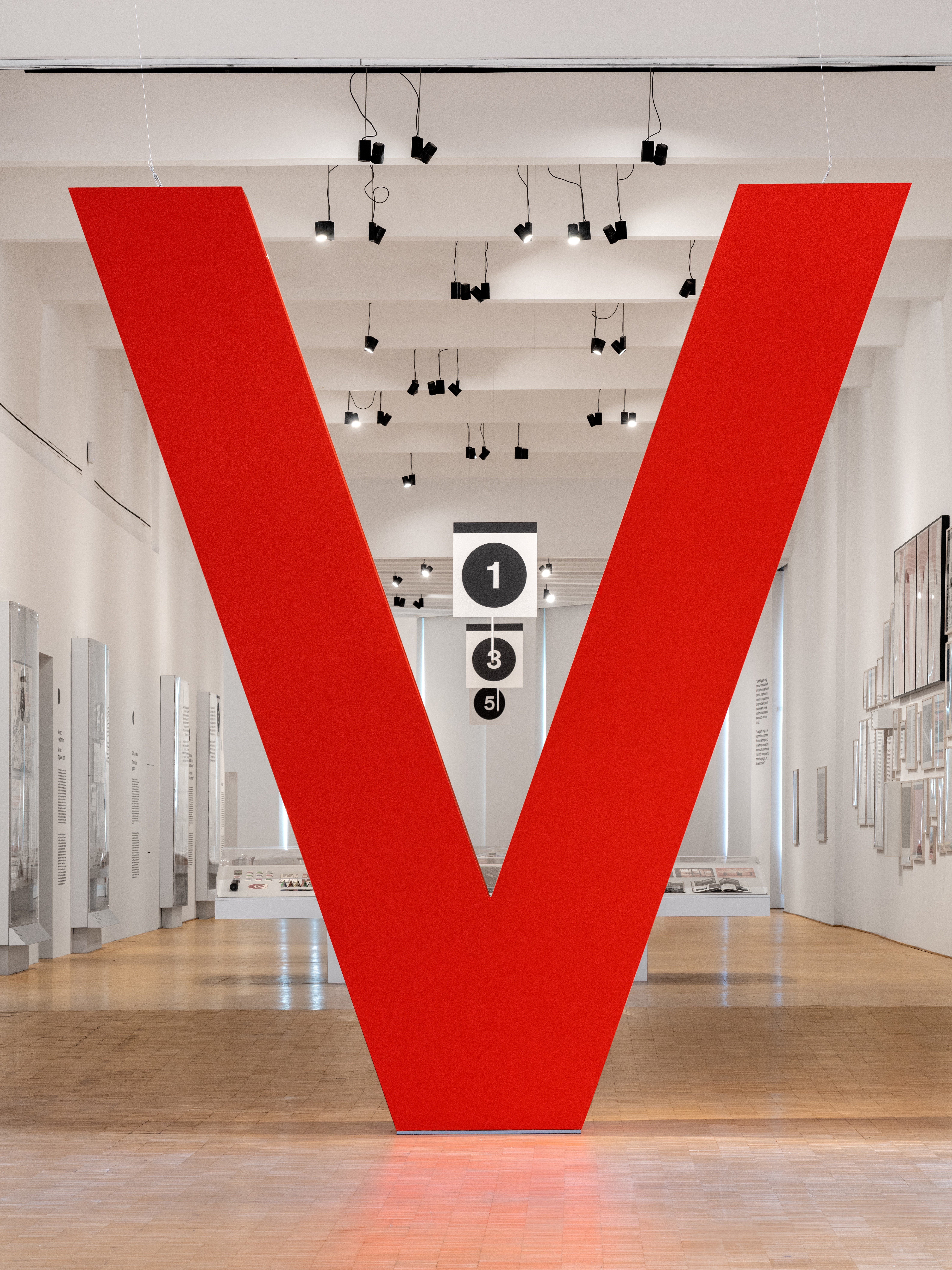 תצלום מהתערוכה Lella and Massimo Vignelli. A Language of Clarity. צילום: Delfino Sisto Legnani, DSL studio © טריאנלה מילאנו
