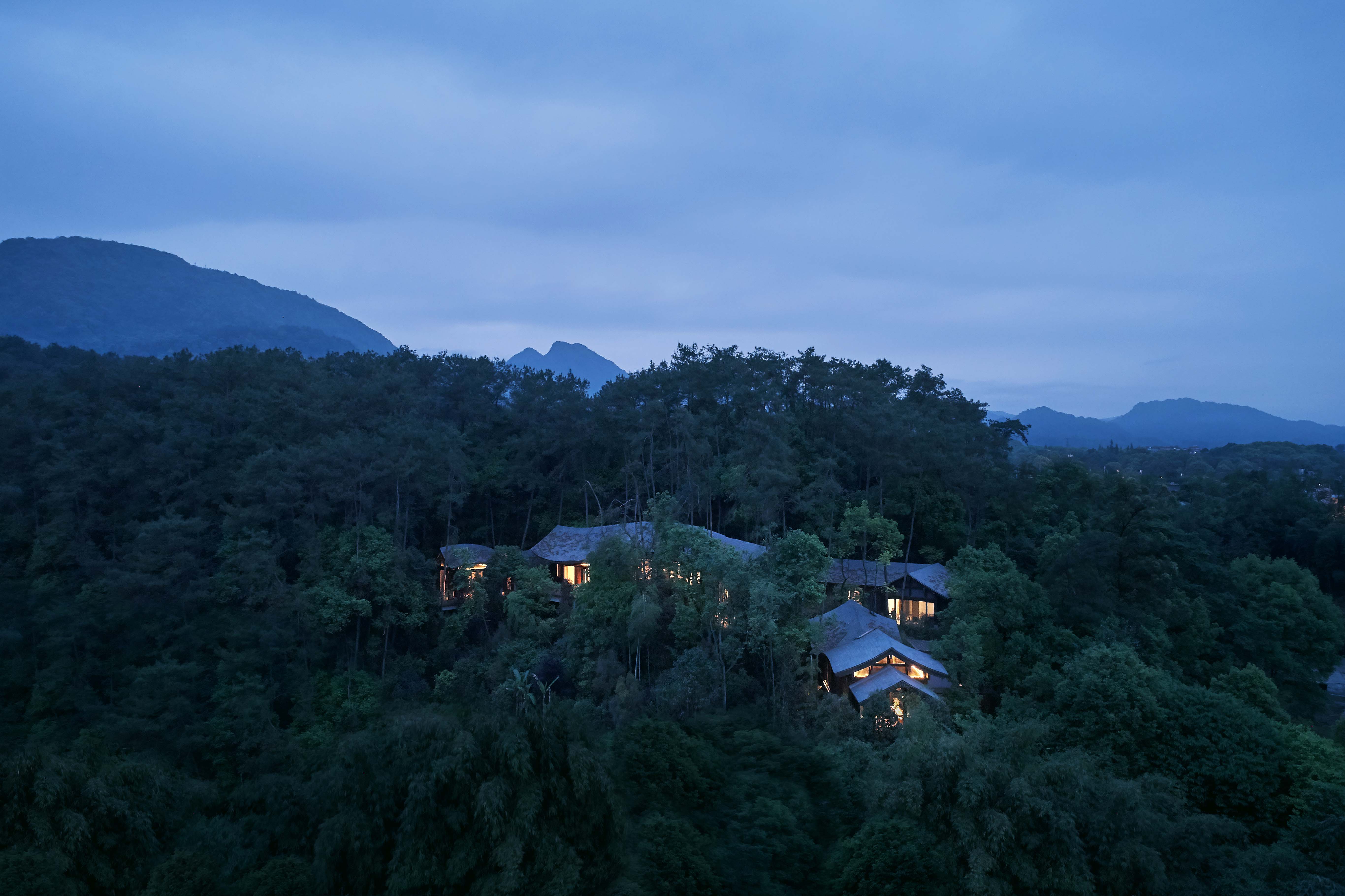 קשר בין הפנים לחוץ. באדיבות Banyan Tree Mount Emei