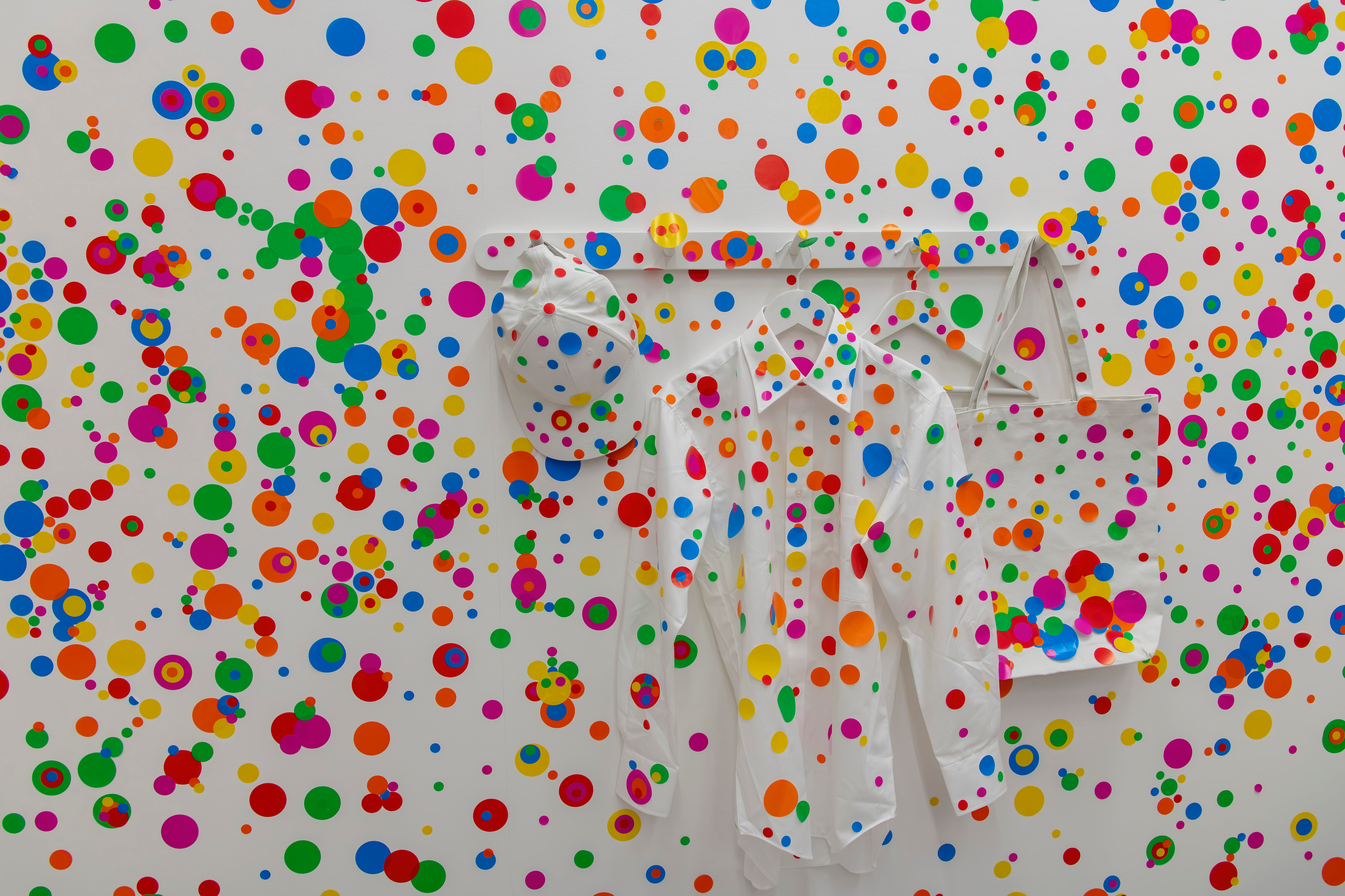 "חדר ההכחדה" (The Obliteration Room), אינסטלציה אינטראקטיבית של יאיוי קוסמה, כפי שמוצגת במוזיאון יאיוי קוסמה בטוקיו. צילום: shutterstock