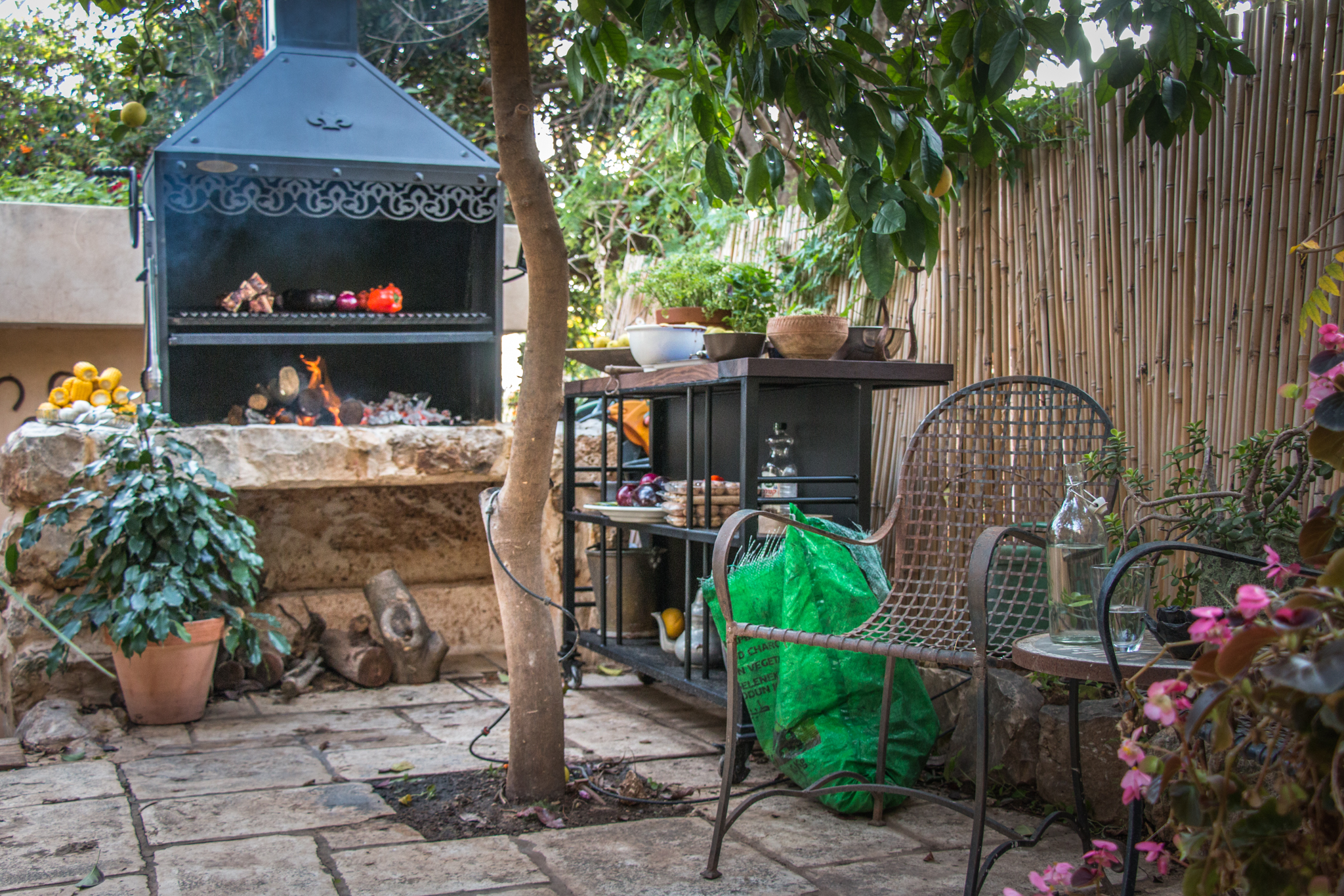 מטבח חוץ מבית ארטפרו - ברזל. צילום: רועי מזרחי 