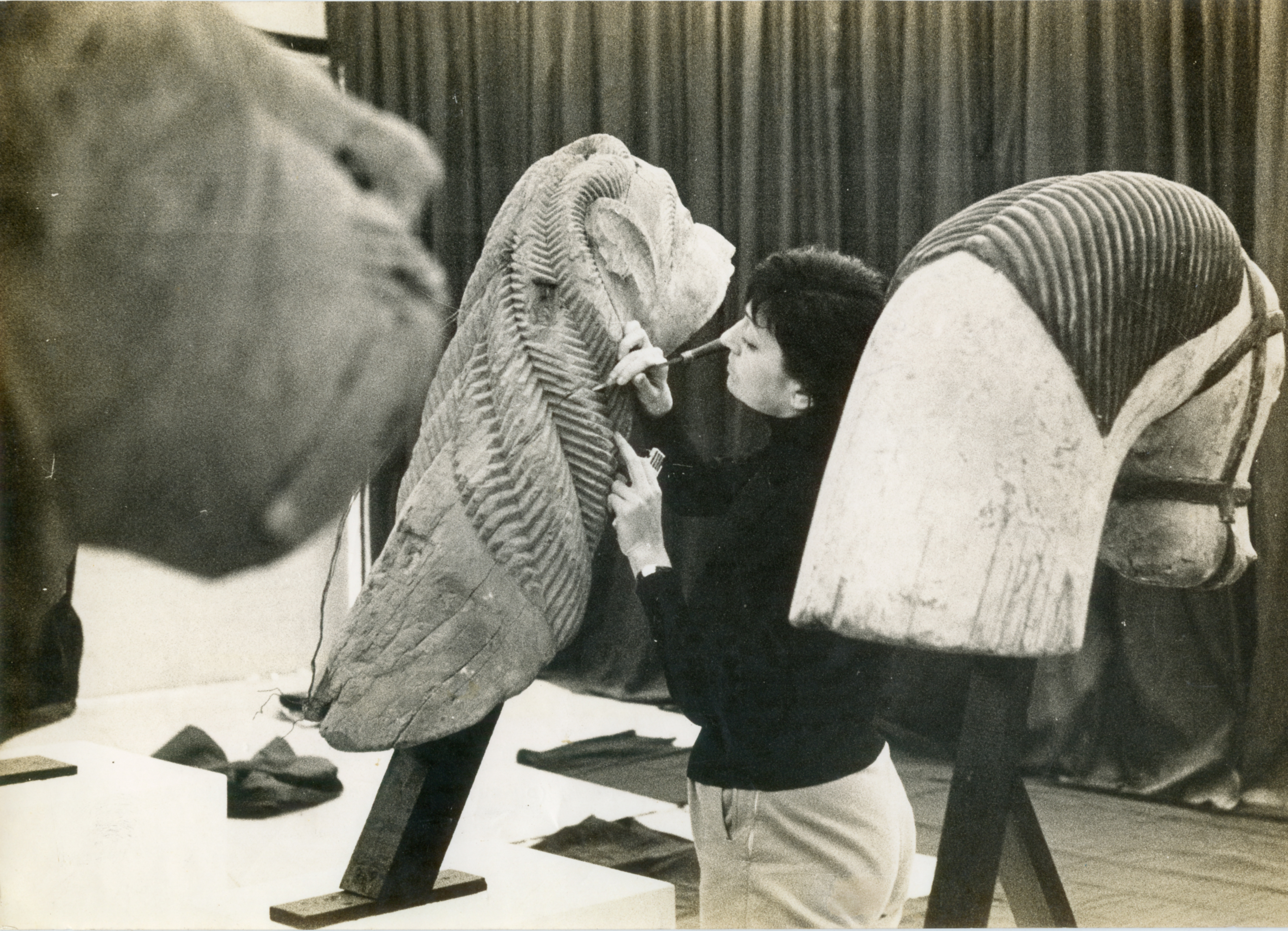 לינה בו ברדי בזמן התקנת תערוכה, 1959. צילום: Miroslav Javurek. © Institute Lina Bo and P.M. Bardi / Miroslav Javurek