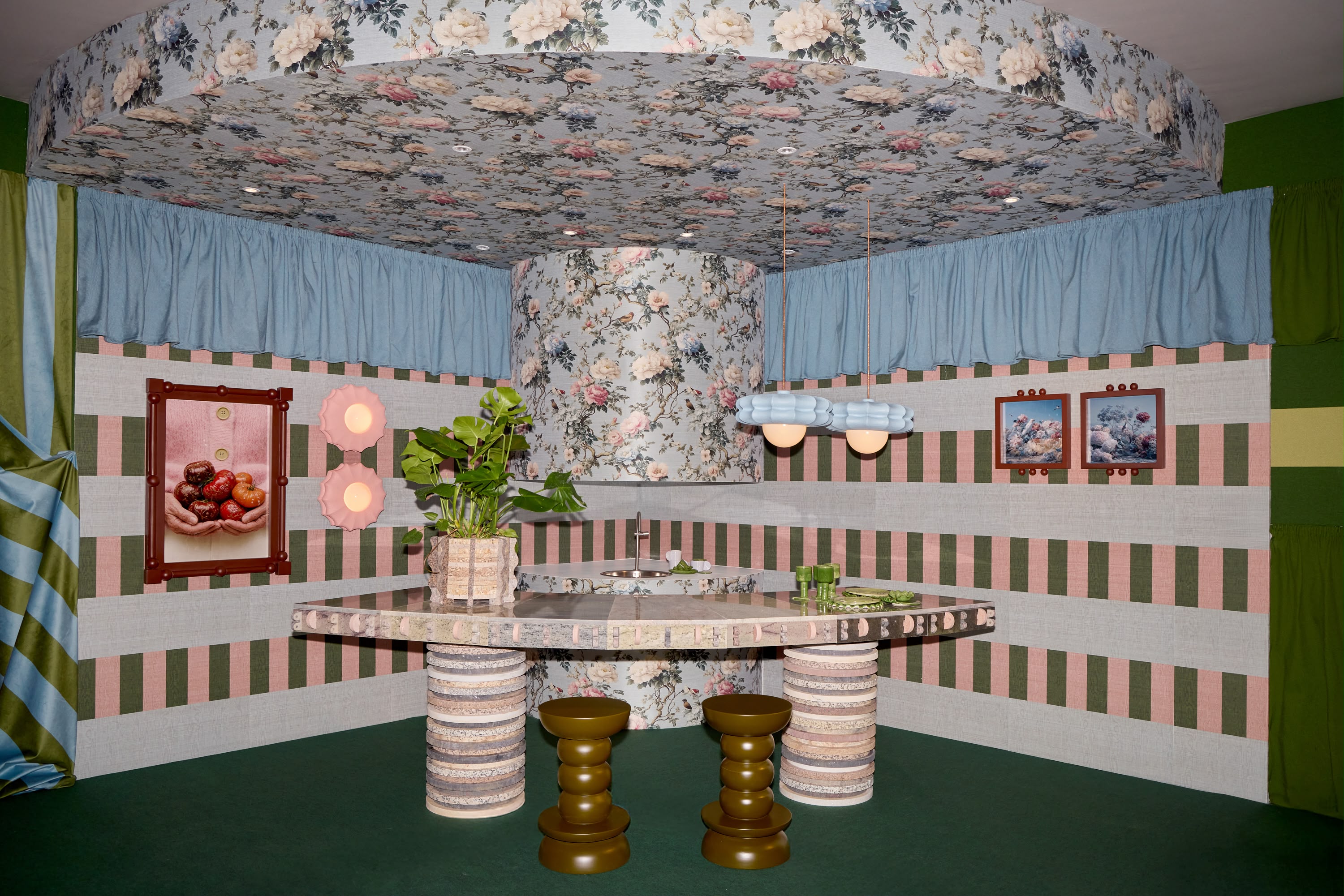 צילום: Sonia Sabnani | פינת האוכל בהתקנה Feel the Shift של מאסקספאסיו ב-Maison&Objet, פריז 2026