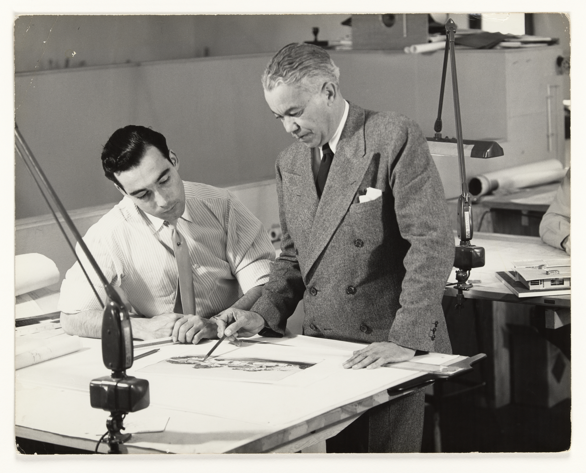 פול ר. וויליאמס עם עמית, כ-1950.  © Della M. Williams Trust