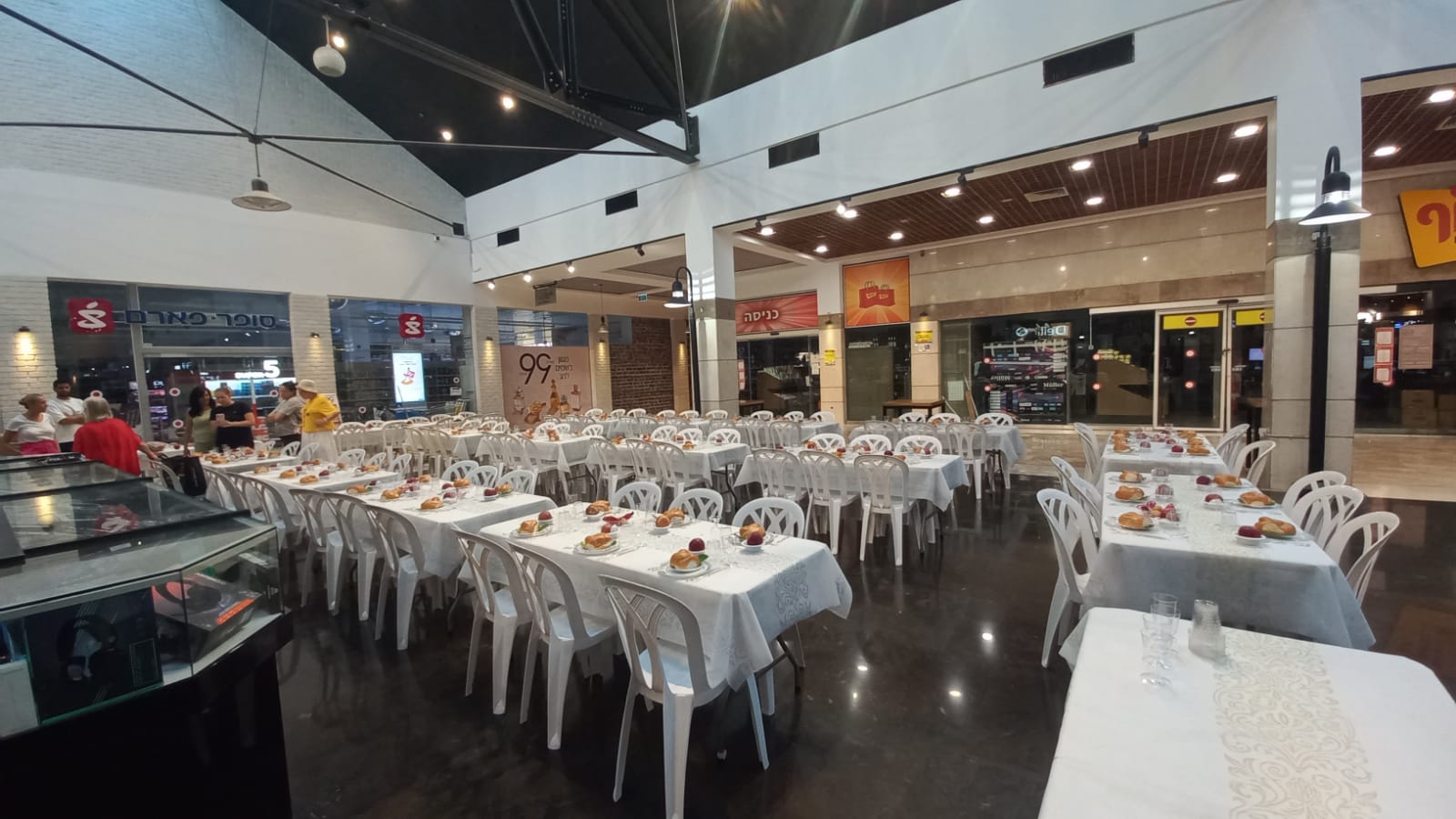 קבוצת מבנה מארחת את ארוחת החג. צילום: הרב אשר גאליס