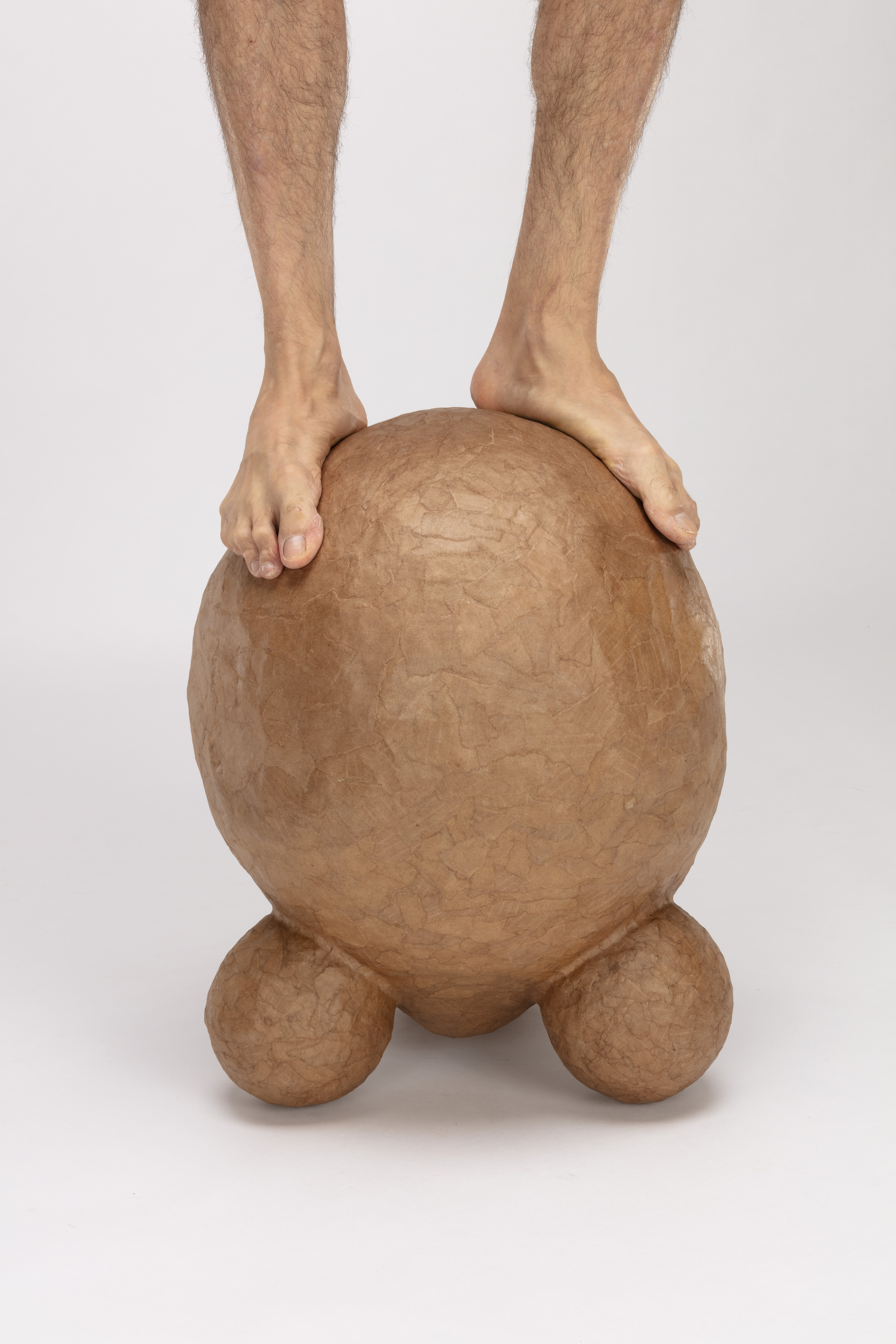 "שרפרף קופסה" (Box Stool) מ־2023, של מקס למב, באדיבות גלריית FUMI. צילום: אנגוס מיל, באדיבות ארטיפלאג